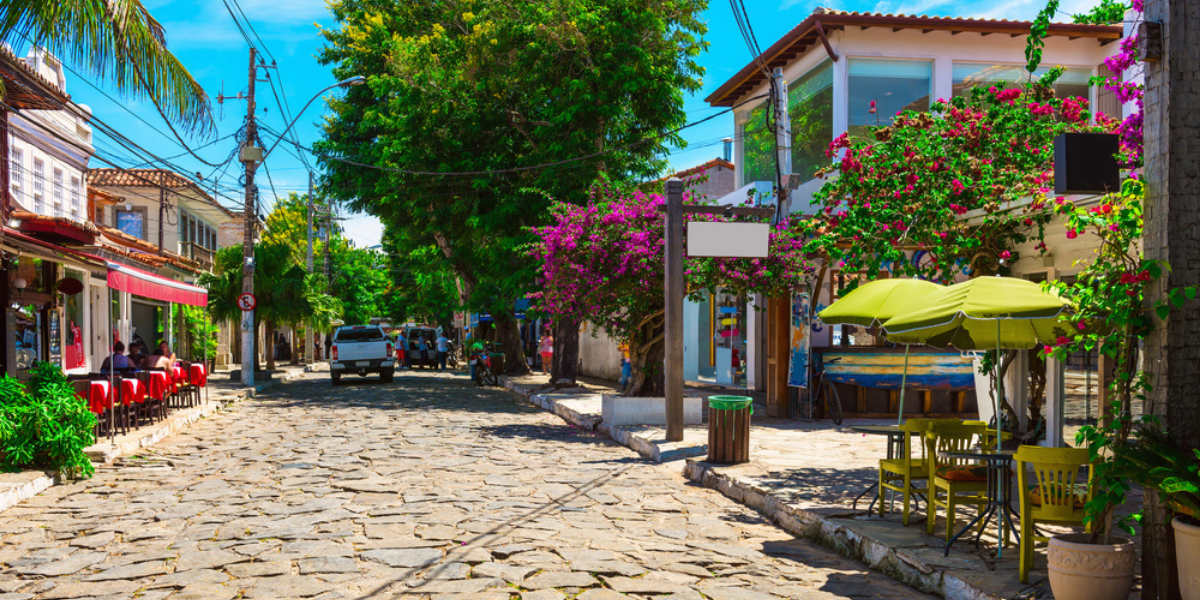 Petit village tranquille aux rues pavées