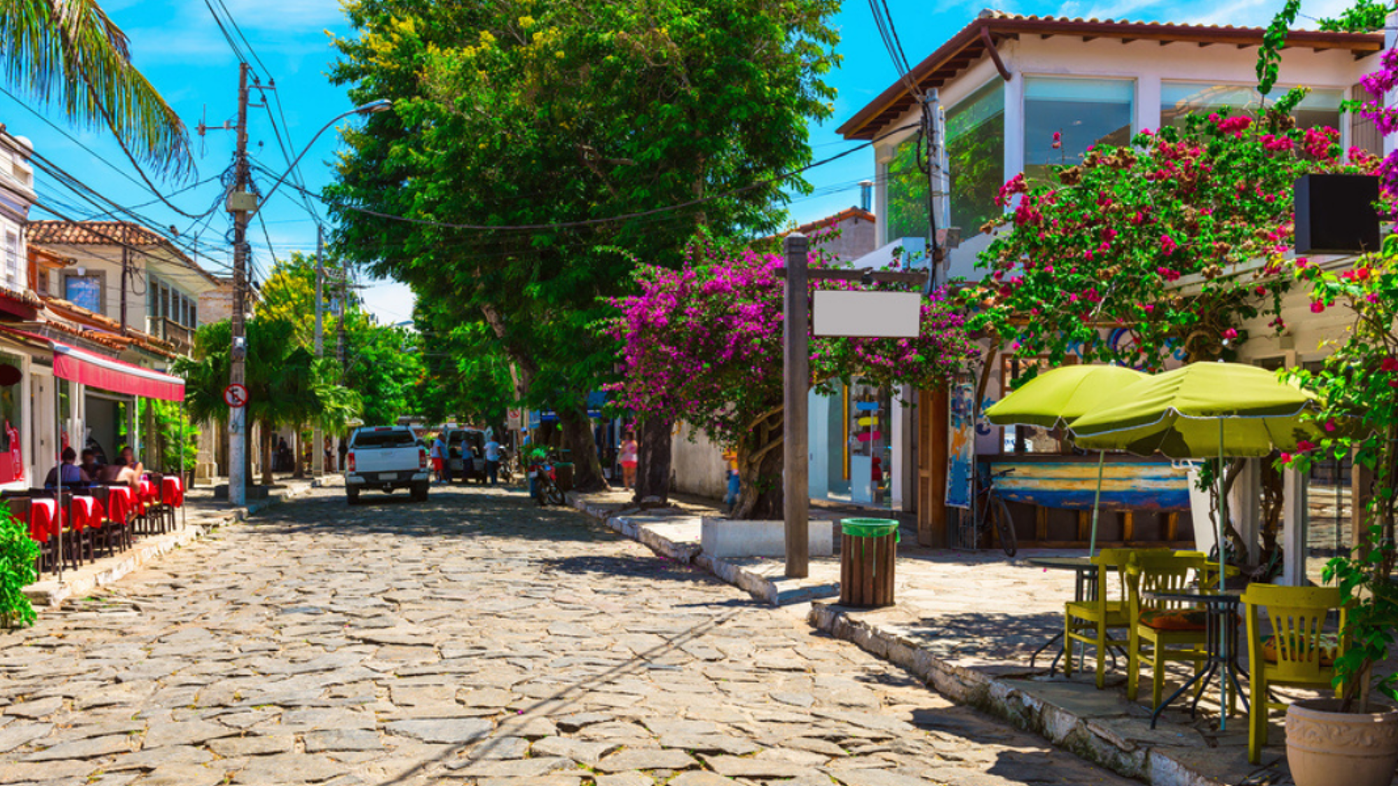Petit village tranquille aux rues pavées