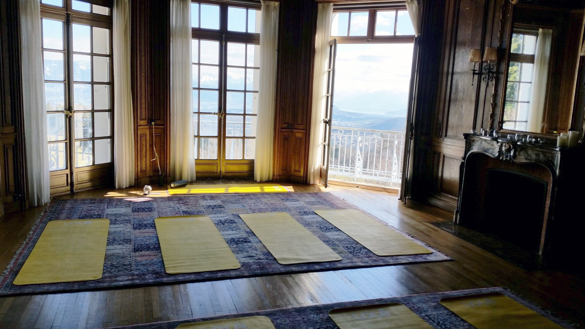 Et prenez place dans la salle de pratique dominant la vallée