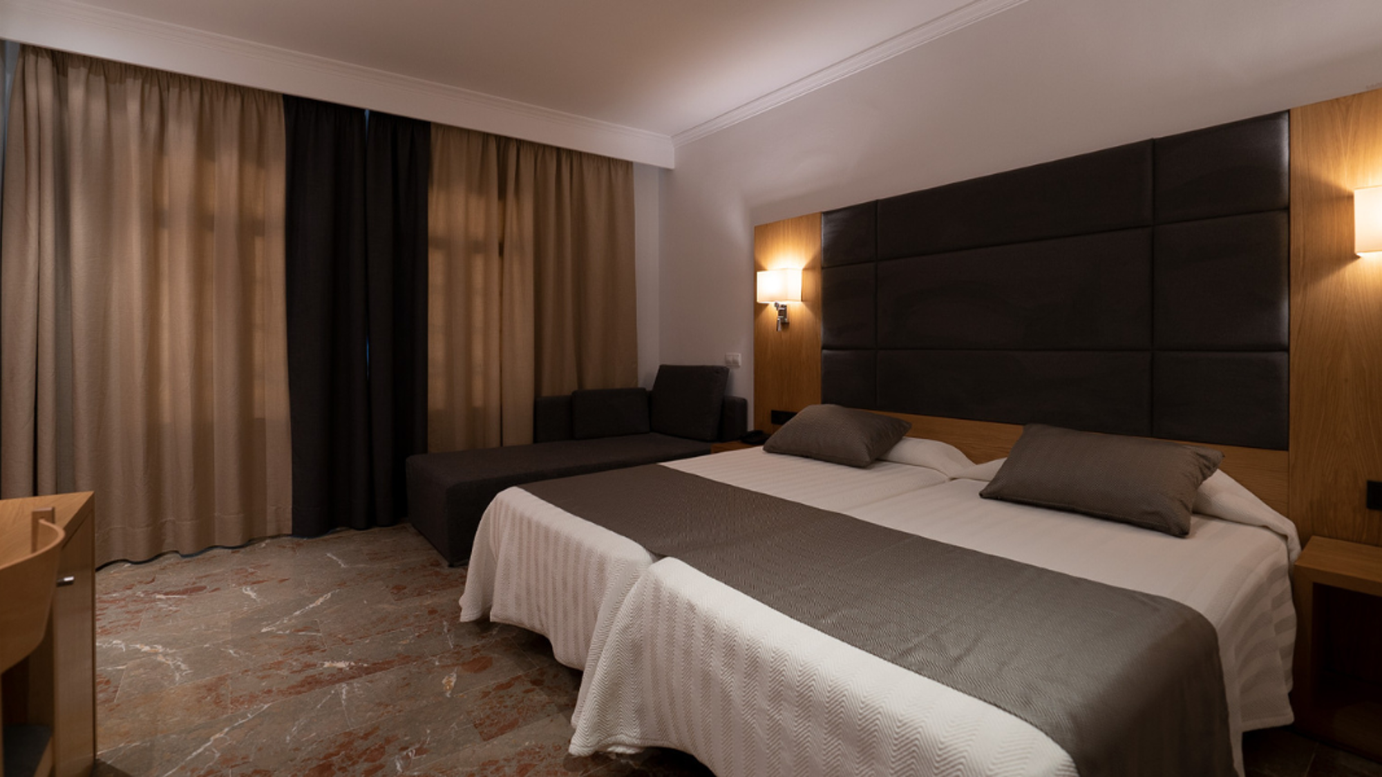 Entre deux visites, détendez-vous dans les chambres confortables de l'hôtel à partager : hôtel Artmadams (ou similaire)