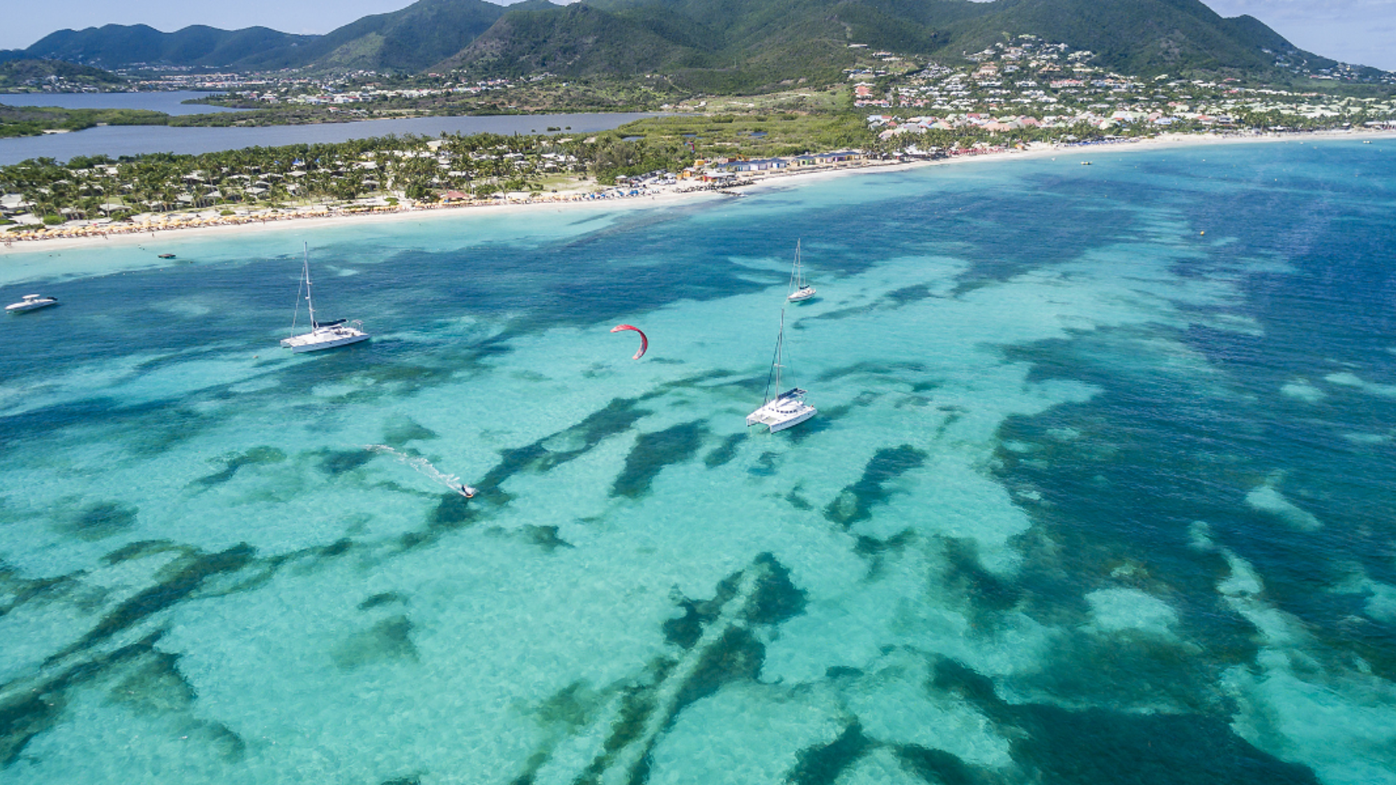 Profitez des sports nautiques : kite surf, catamaran, planche à voile... amusez-vous !