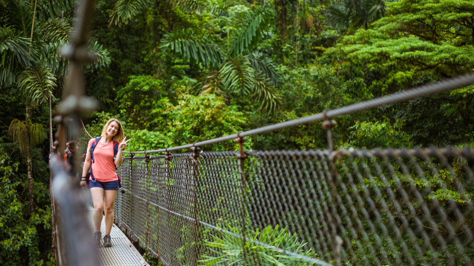 et amusez-vous sur les nombreux ponts suspendus... au dessus des arbres, avec des vues à couper le souffle sur le volcan