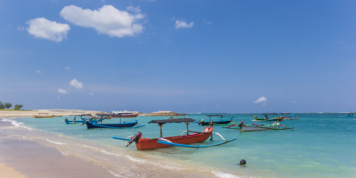 Les bateaux de pêcheurs de la plage de Pasir Putih