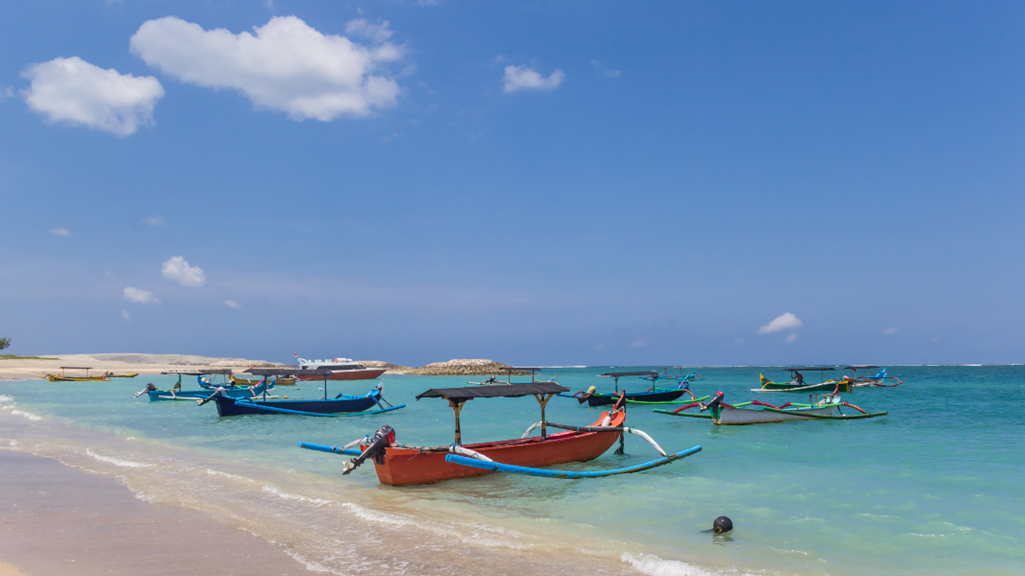 Les bateaux de pêcheurs de la plage de Pasir Putih