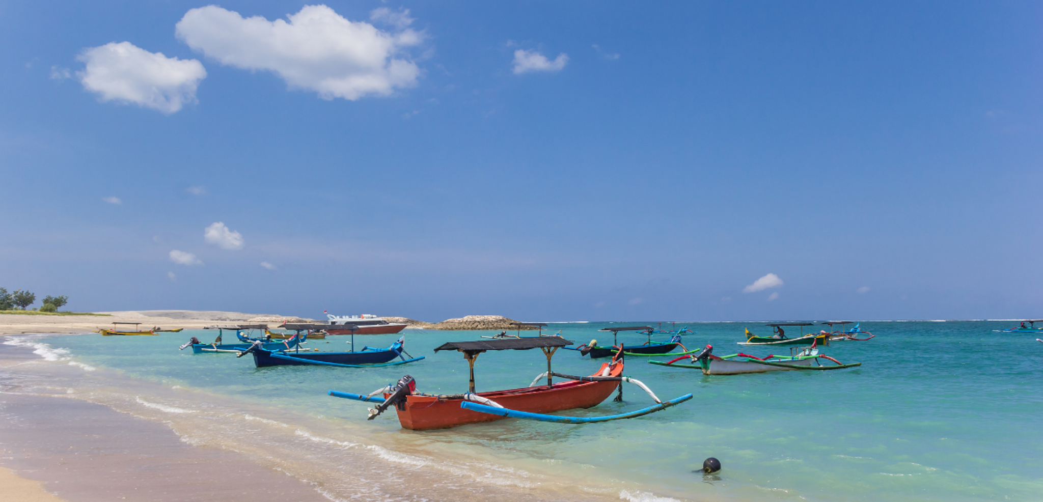 Les bateaux de pêcheurs de la plage de Pasir Putih