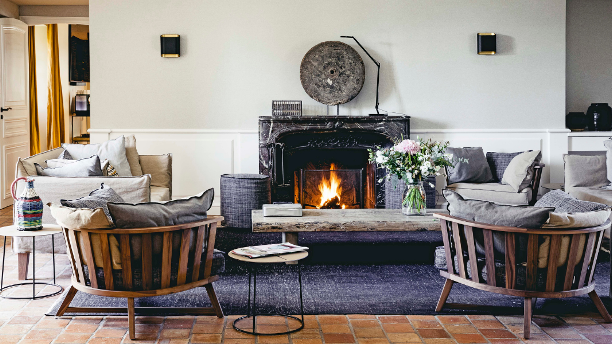 Prenez place dans le chaleureux salon