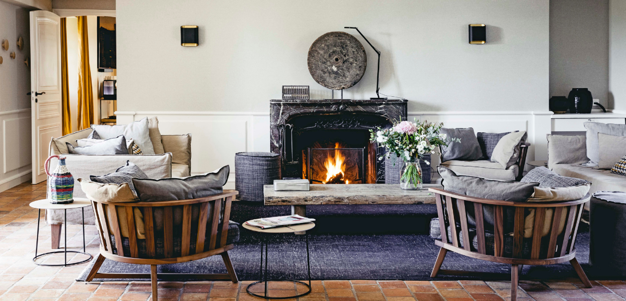 Prenez place dans le chaleureux salon