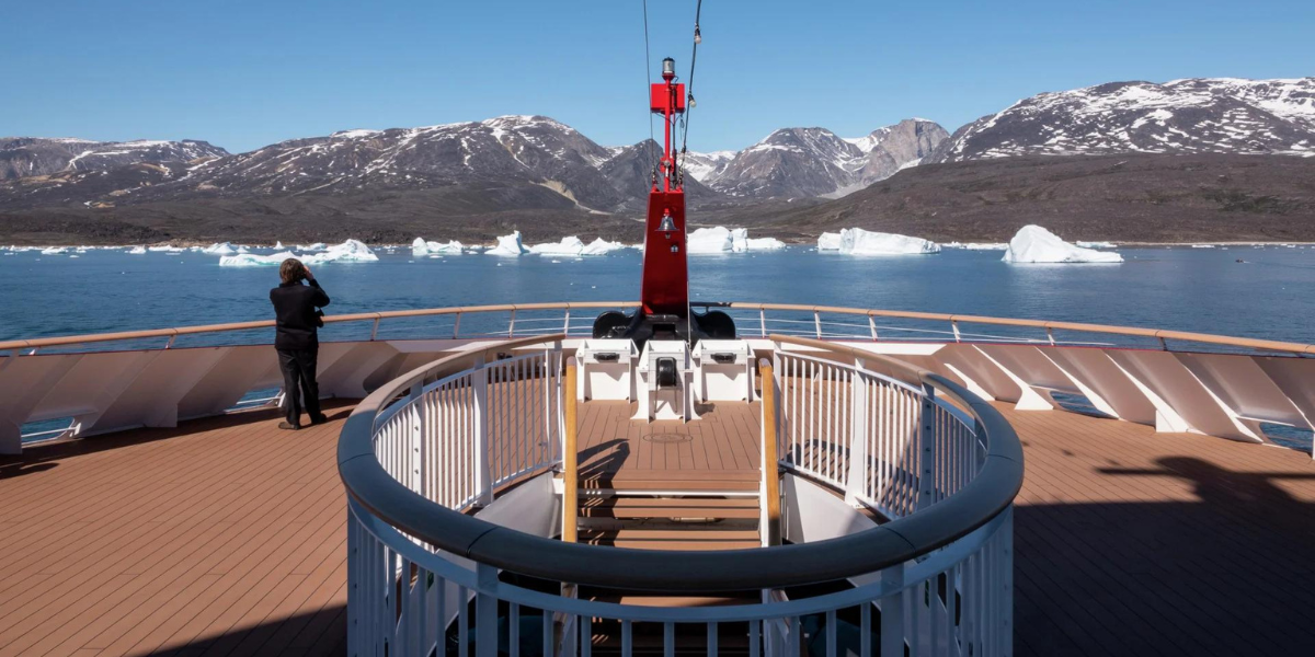 Ouvrez grands les yeux depuis le pont du navire...