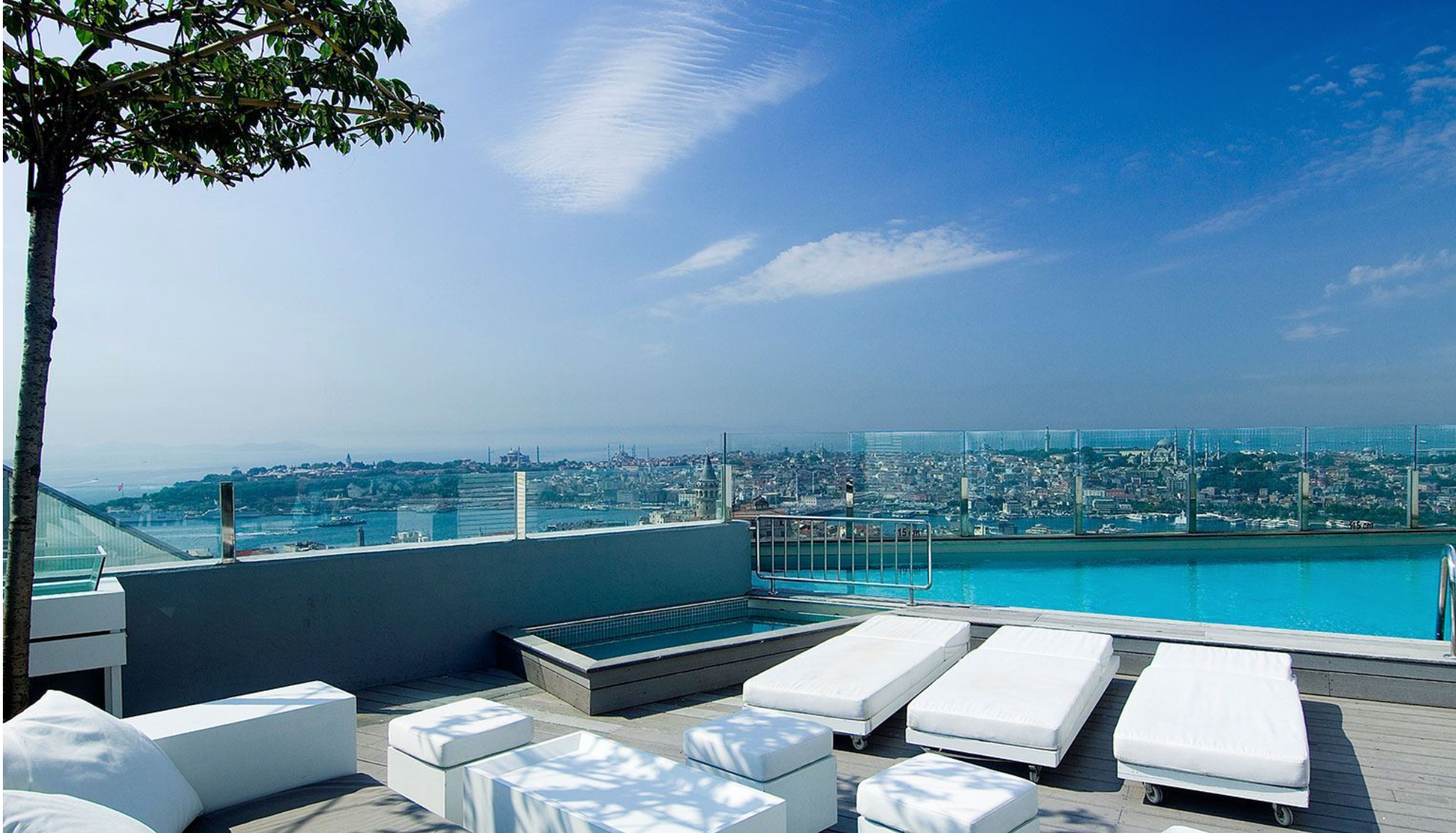 Rafraichissez-vous à la piscine de votre hôtel avec vue sur la ville