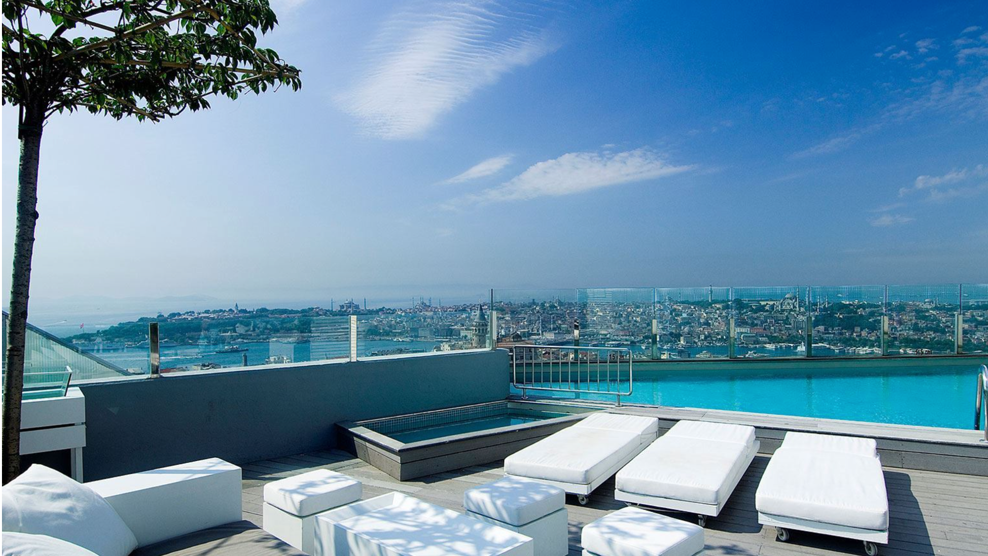 Rafraichissez-vous à la piscine de votre hôtel avec vue sur la ville