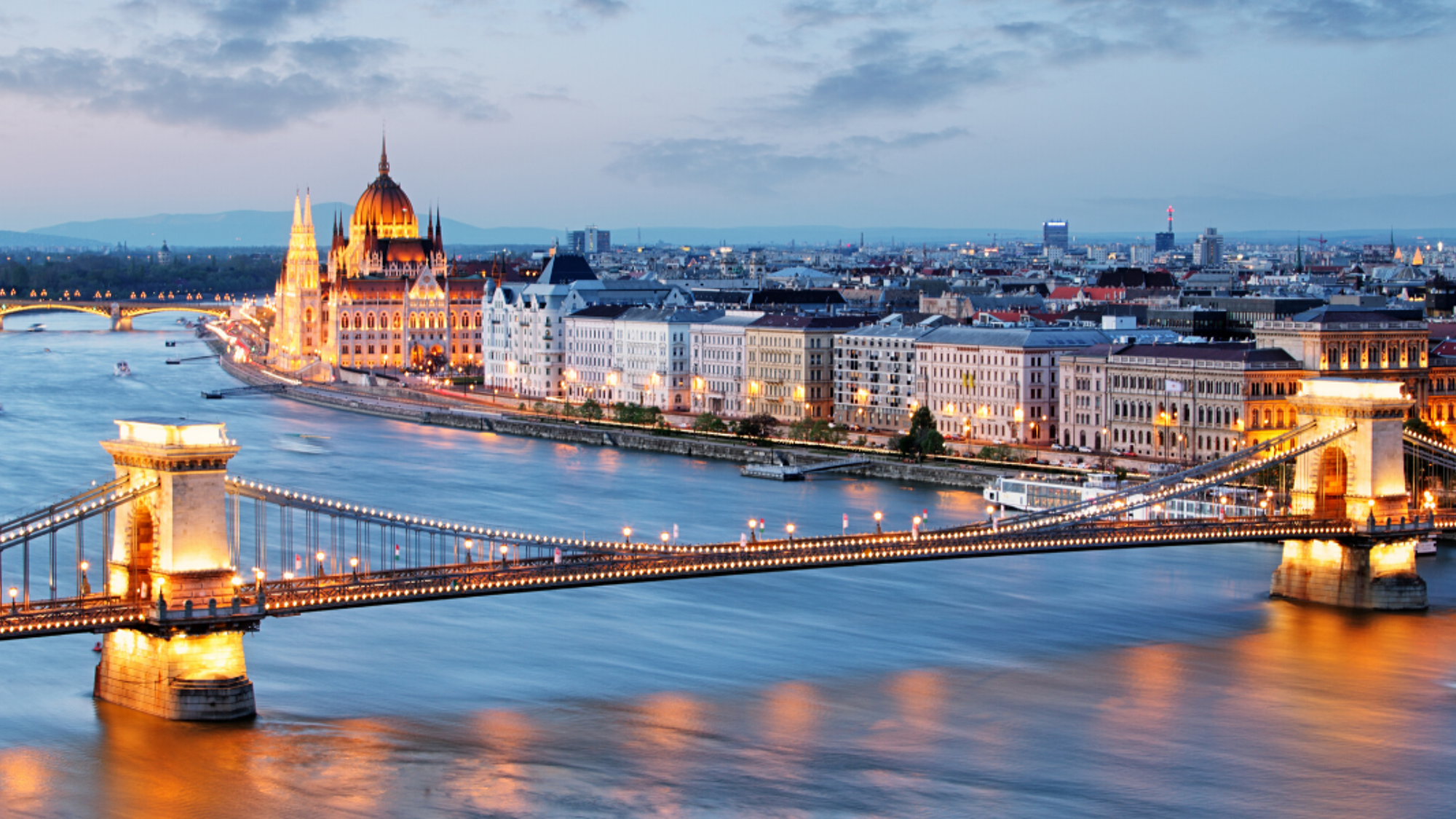 Quand la nuit tombe, l'"Heure Bleue"