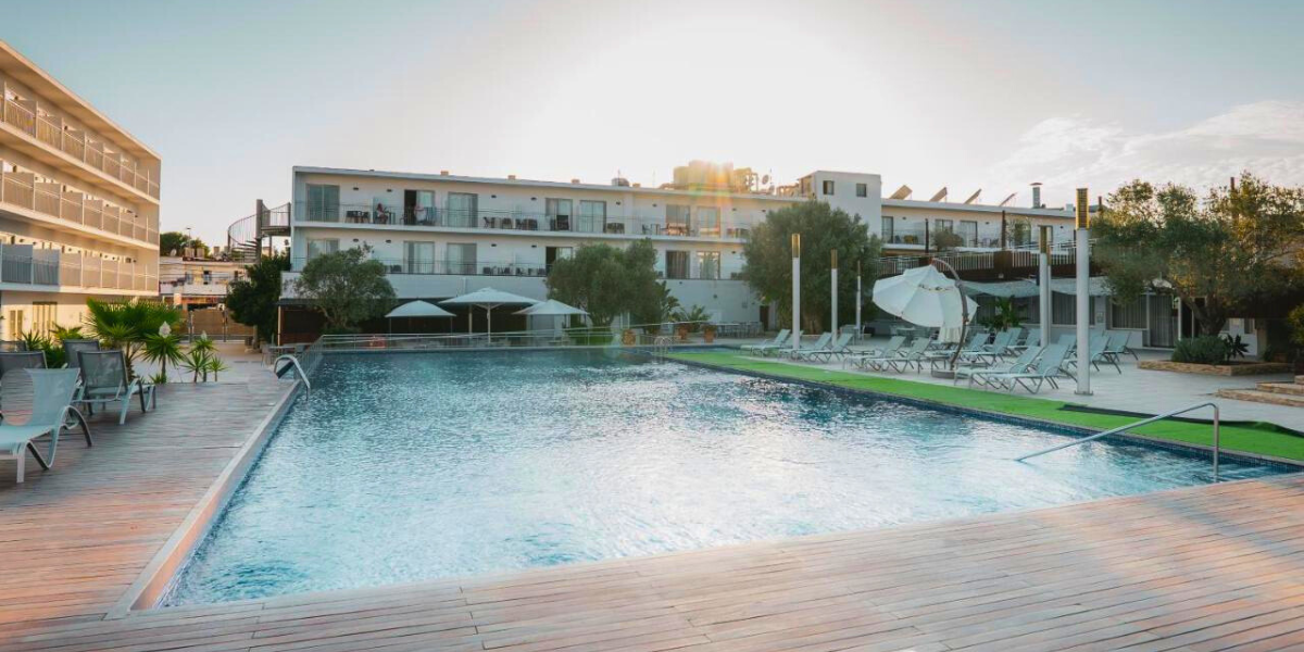 Posez vos valises dans votre hôtel idéalement situé à proximité de la plage : Hôtel Puchet (ou similaire) 