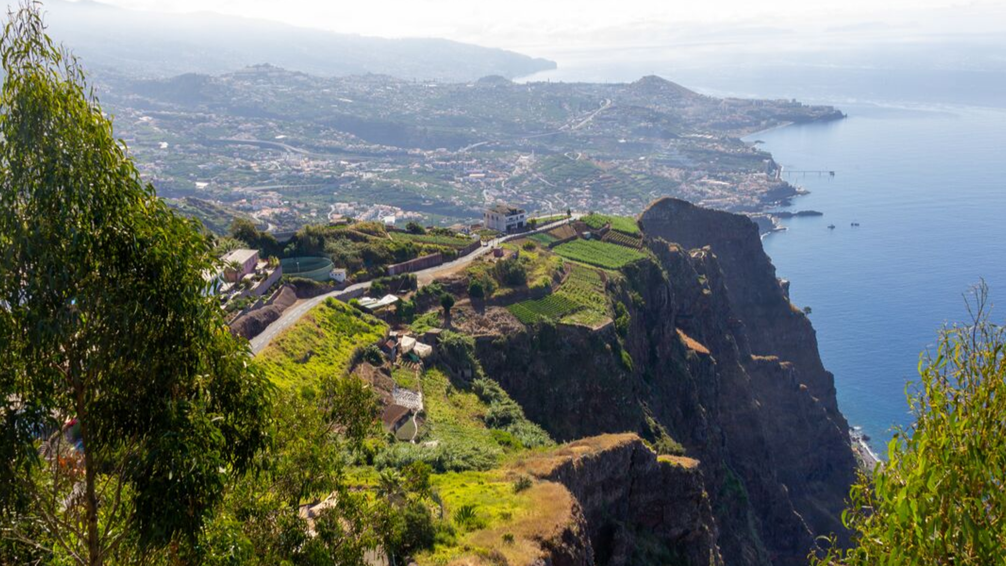Prenez-en ensuite plein la vue avec les falaises de Cabo Girão...