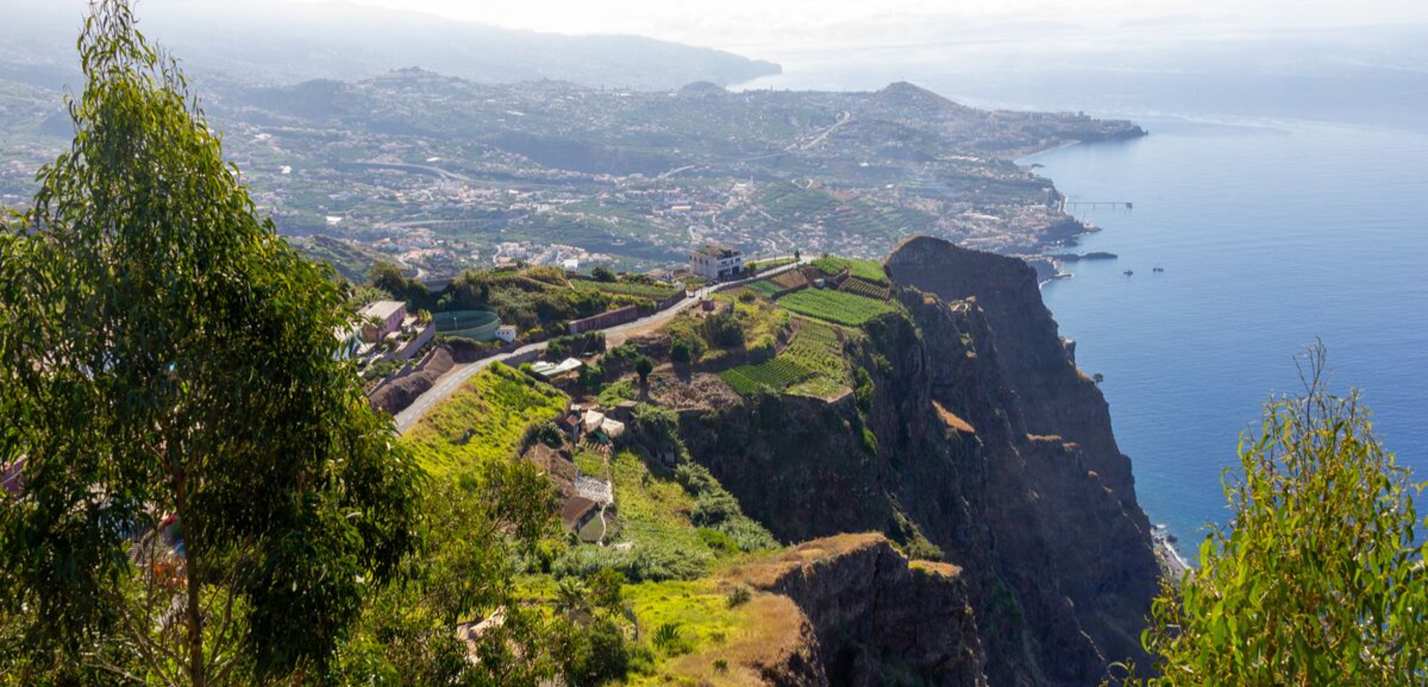 Prenez-en ensuite plein la vue avec les falaises de Cabo Girão...
