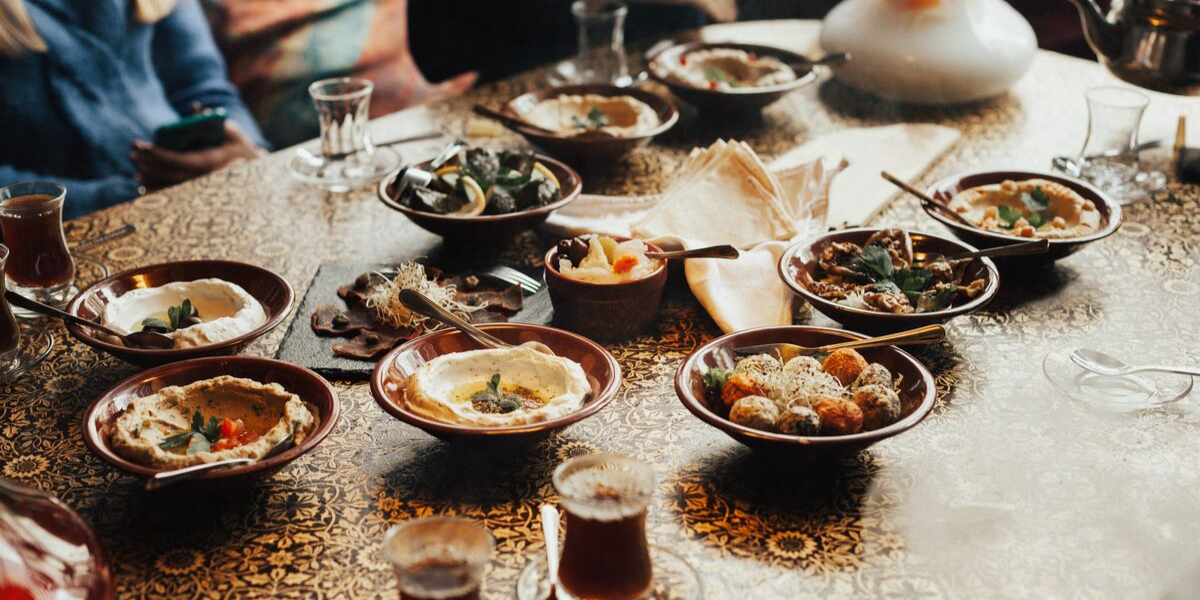 Découvrez les fameuses mezze lors d'un repas chez une famille locale