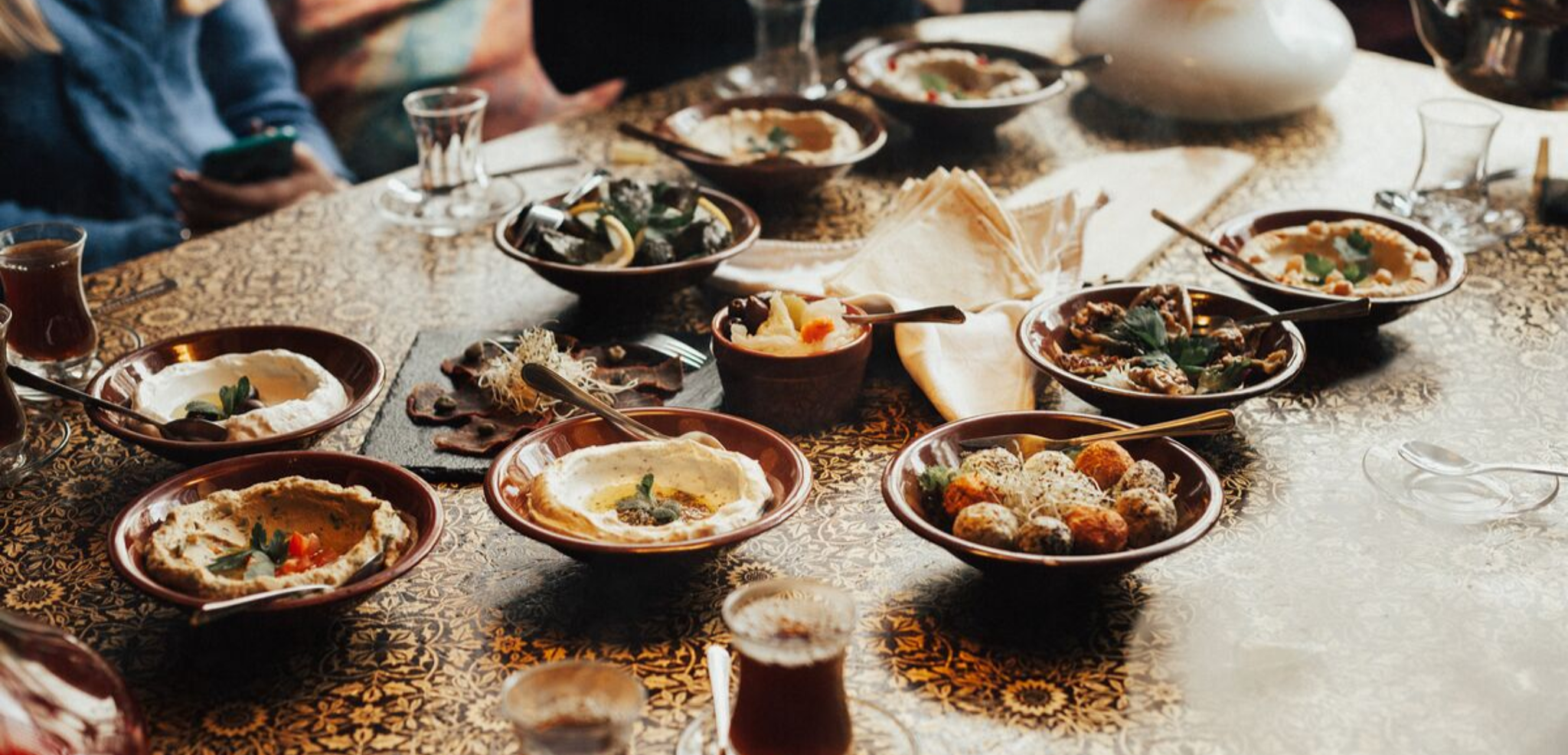 Découvrez les fameuses mezze lors d'un repas chez une famille locale