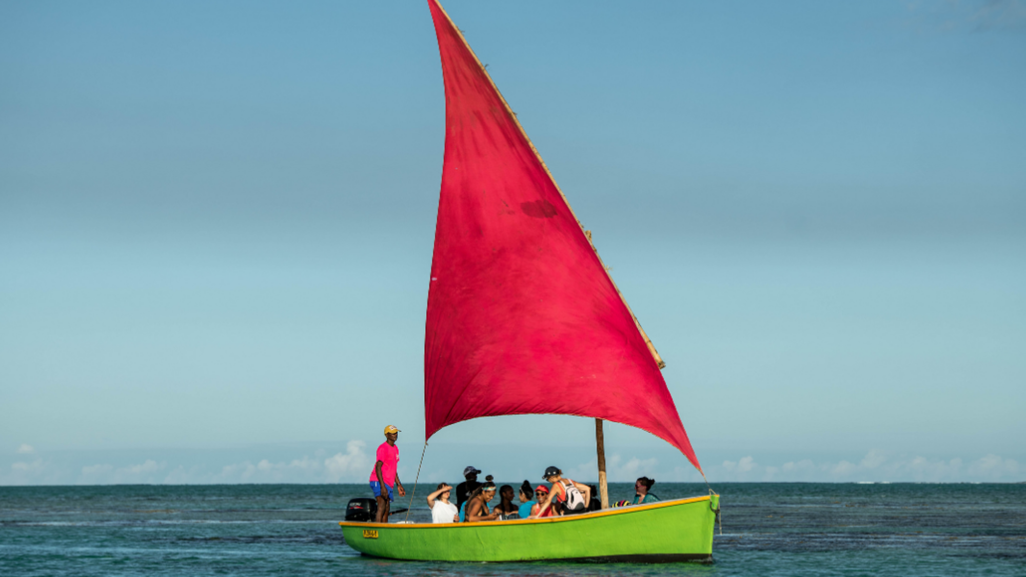 ...à bord de pirogues en bois traditionnelles