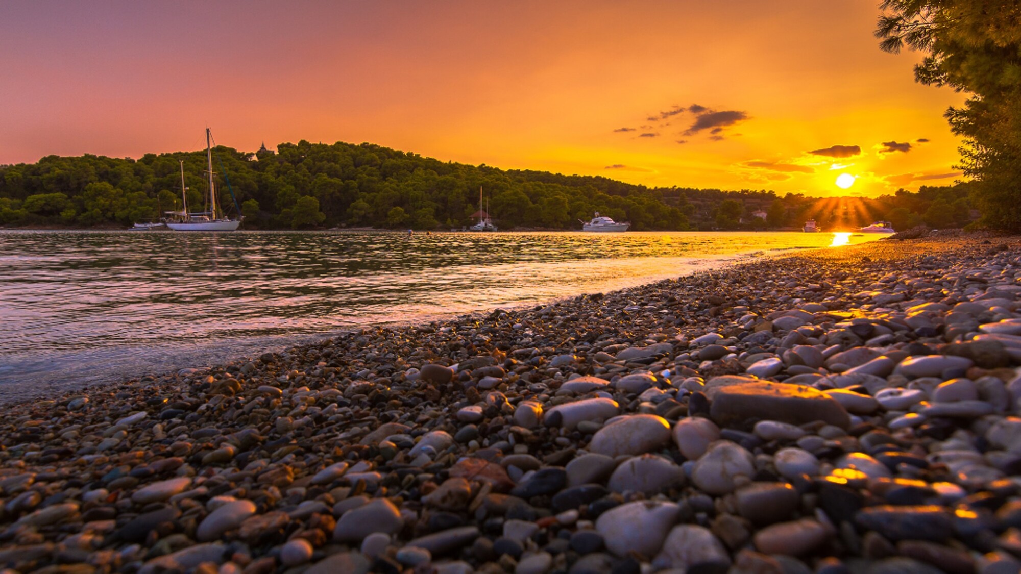 Prenez la mer et découvrez des petits bijoux du Golfe Saronique