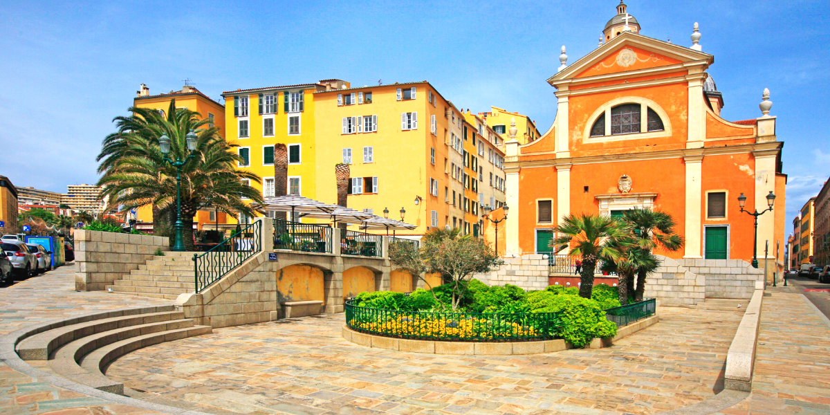 Et suivez le guide lors d'une visite du centre historique d'Ajaccio 