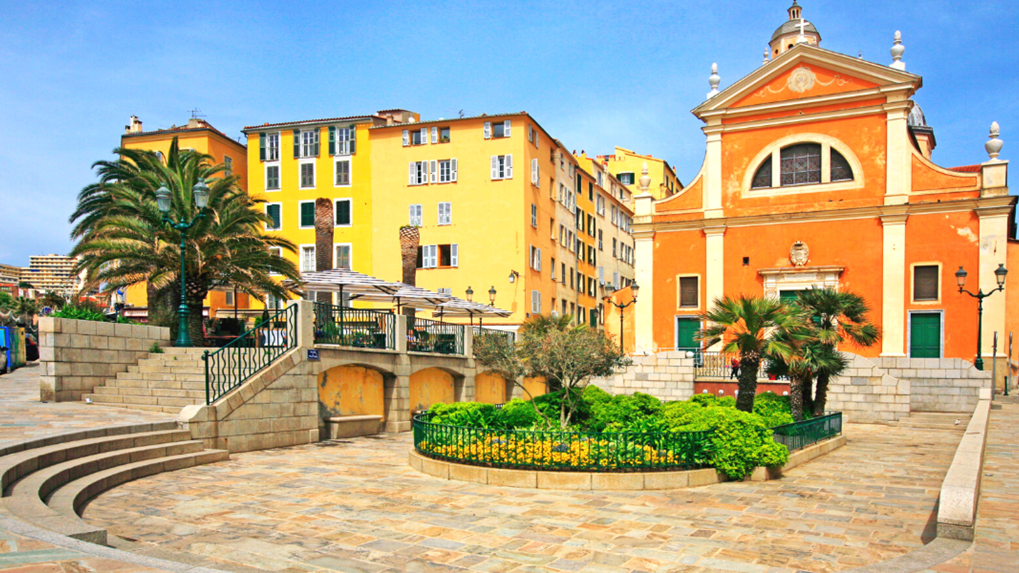 Et suivez le guide lors d'une visite du centre historique d'Ajaccio