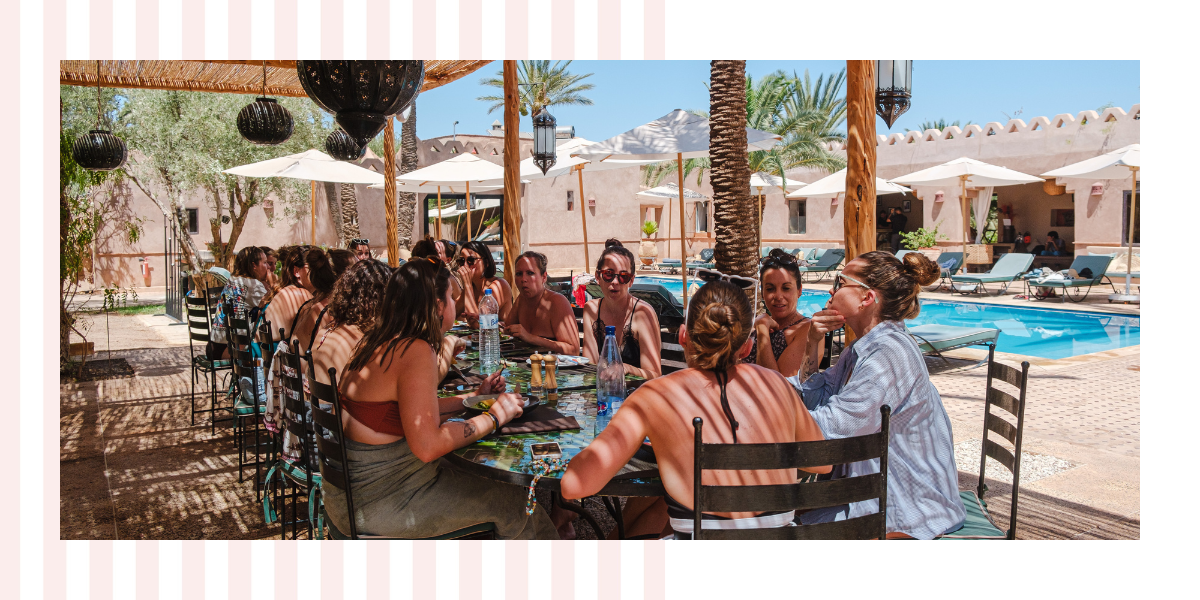 Des petits déjeuners partagés au bord de la piscine 