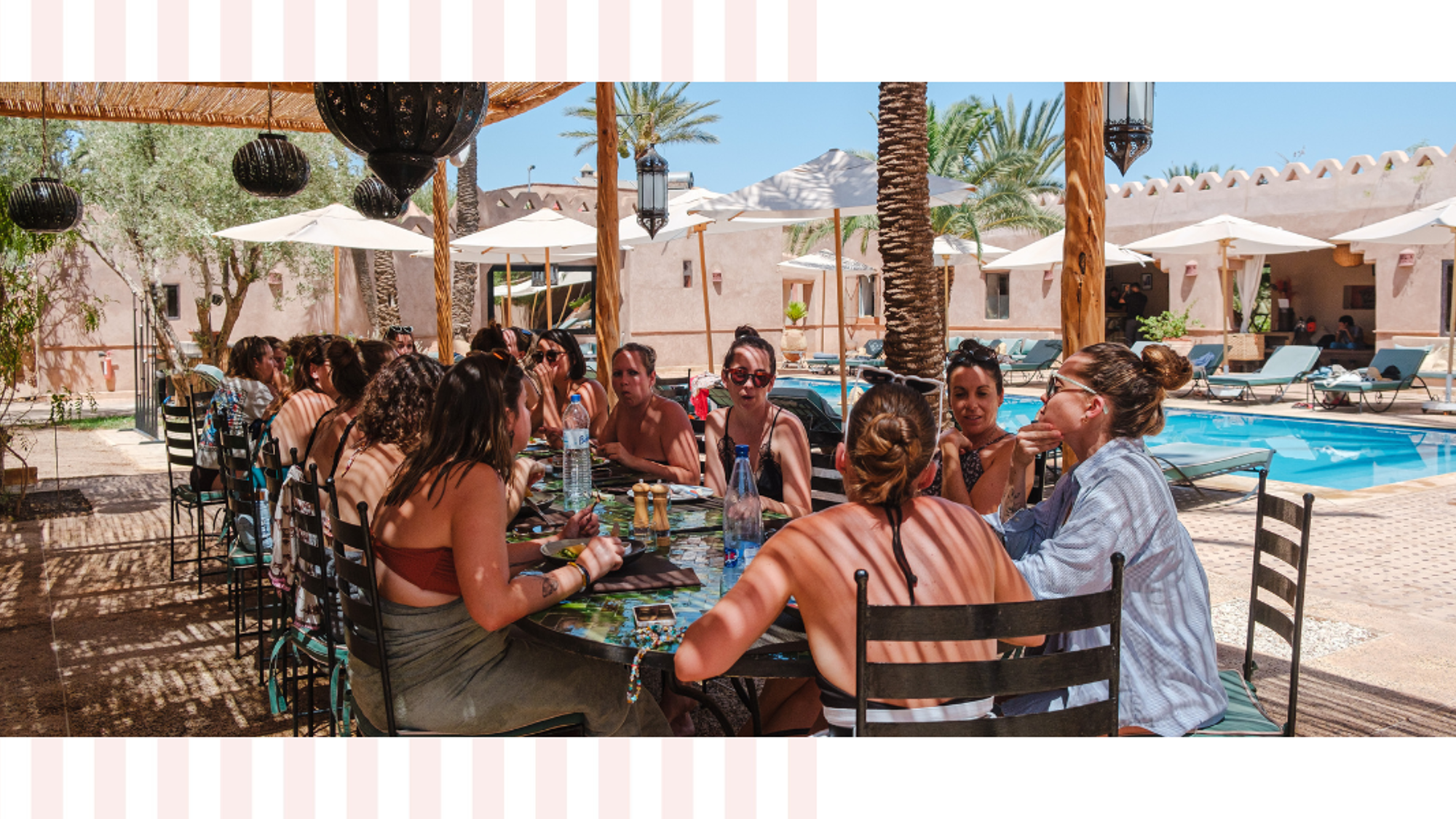 Des petits déjeuners partagés au bord de la piscine