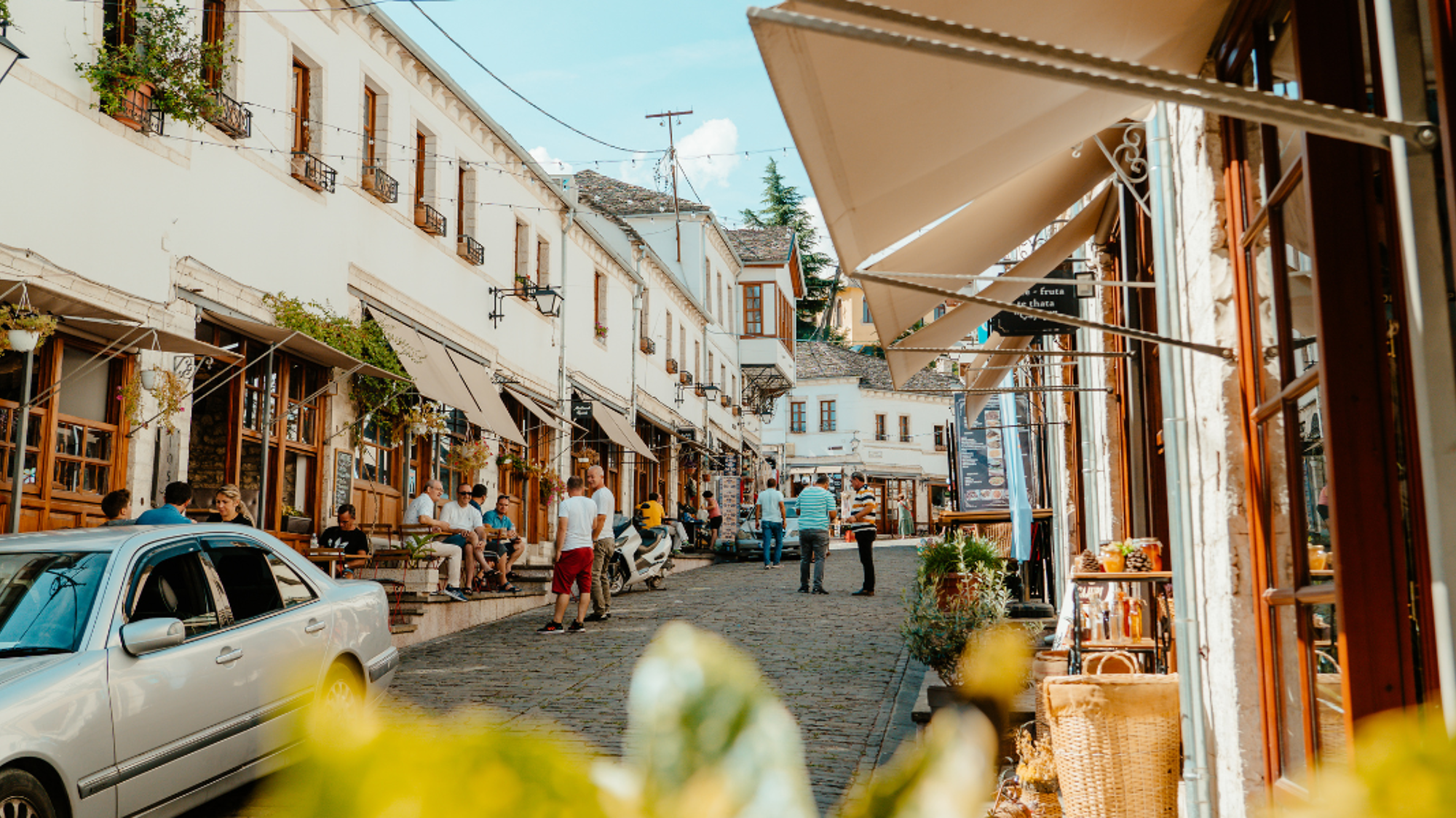 Les rues animées de Gjirokastër