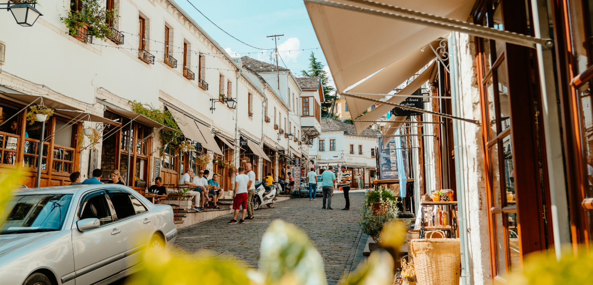Les rues animées de Gjirokastër