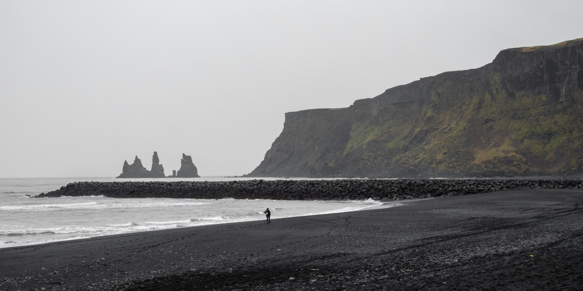Plage de Reynisfjara, Islande ©Sabri Nedromi / Unsplash
