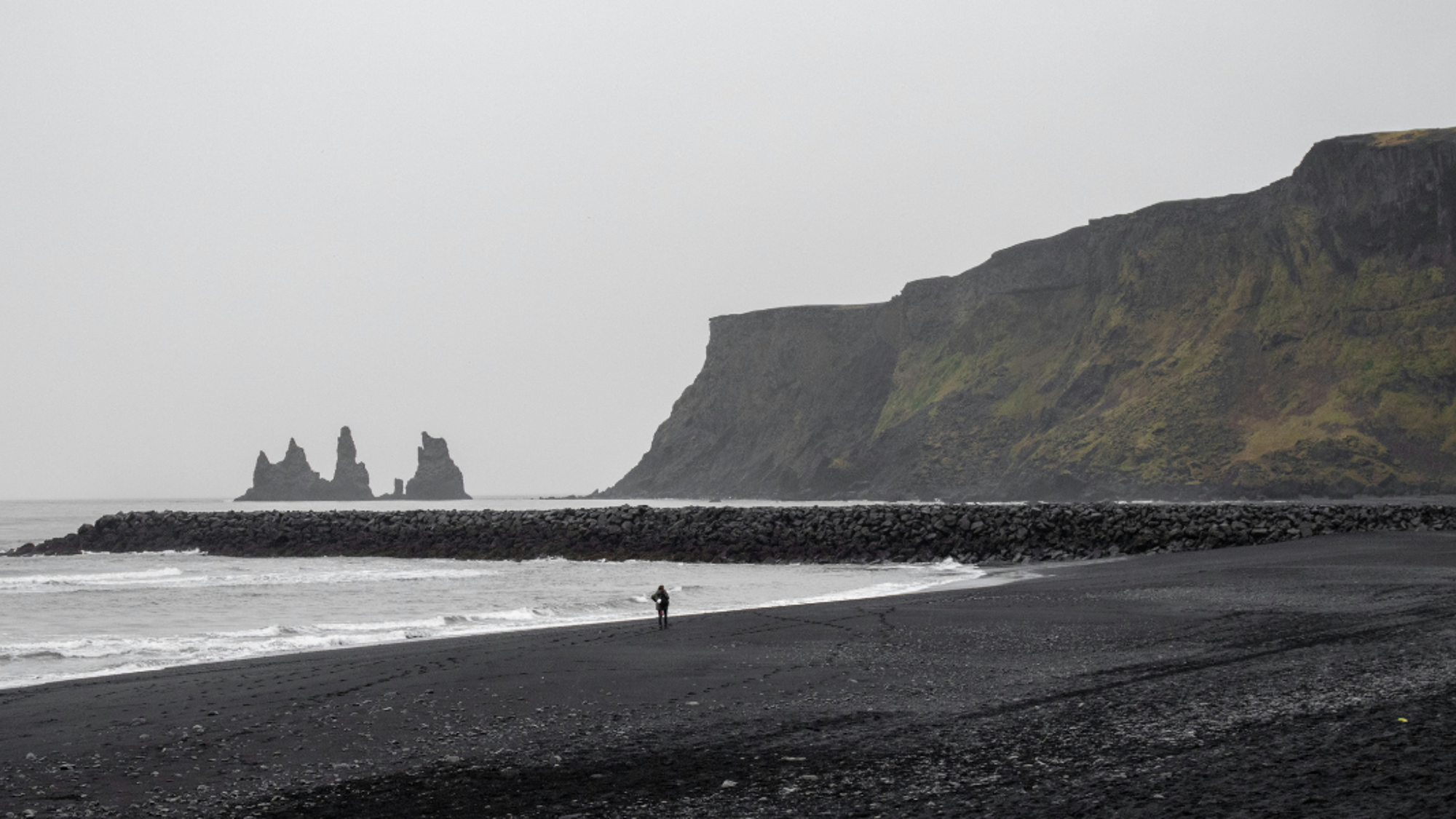 Plage de Reynisfjara, Islande ©Sabri Nedromi / Unsplash