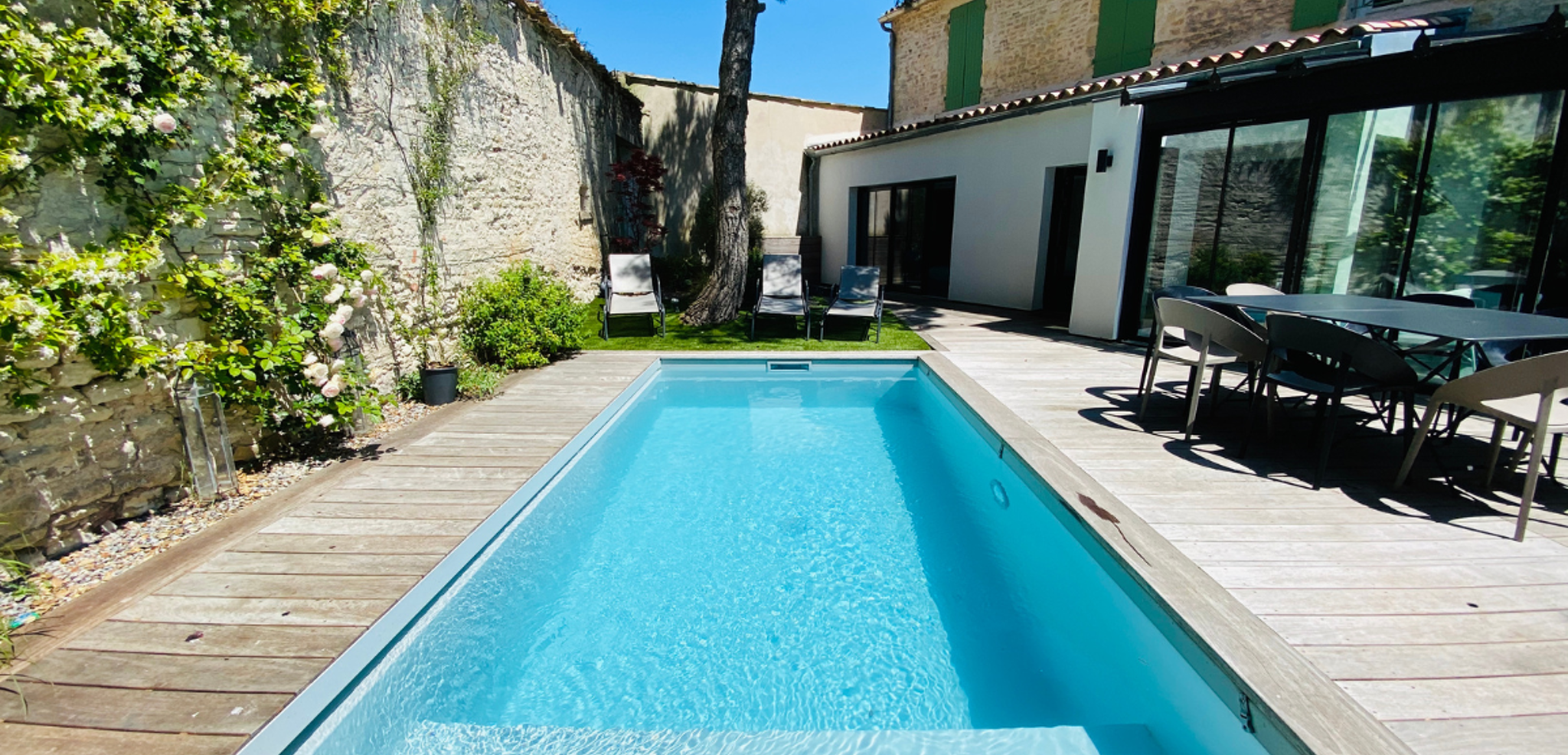 Petit jardin avec piscine (chauffée)