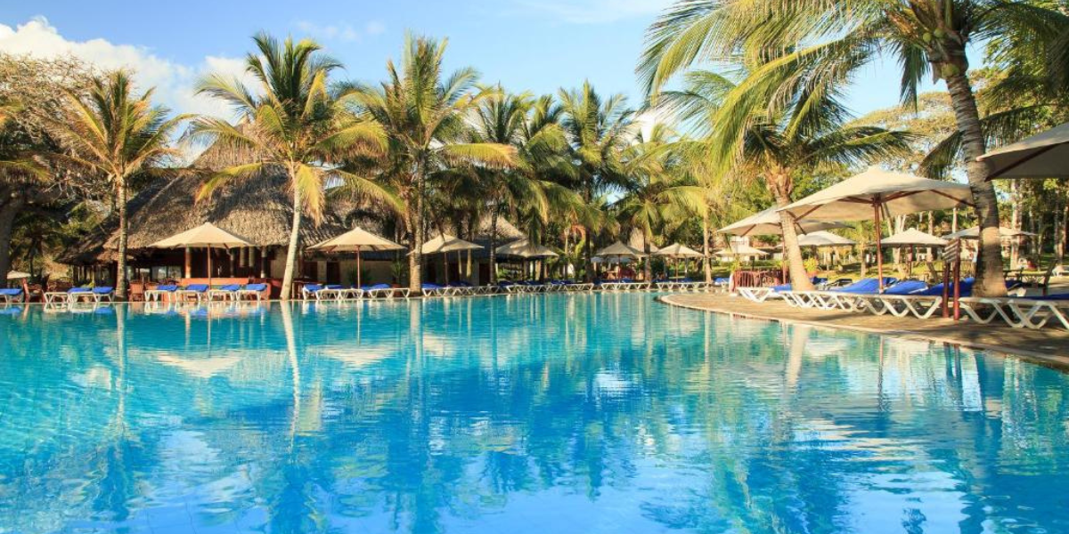 Profitez de la piscine de votre hôtel Baobab Beach Resort & Spa Diani (ou équivalent)