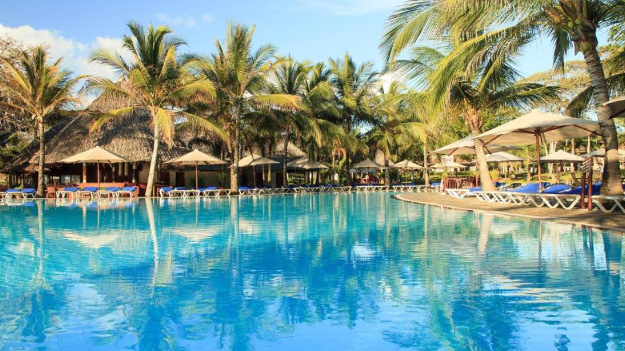 Profitez de la piscine de votre hôtel Baobab Beach Resort & Spa Diani (ou équivalent)