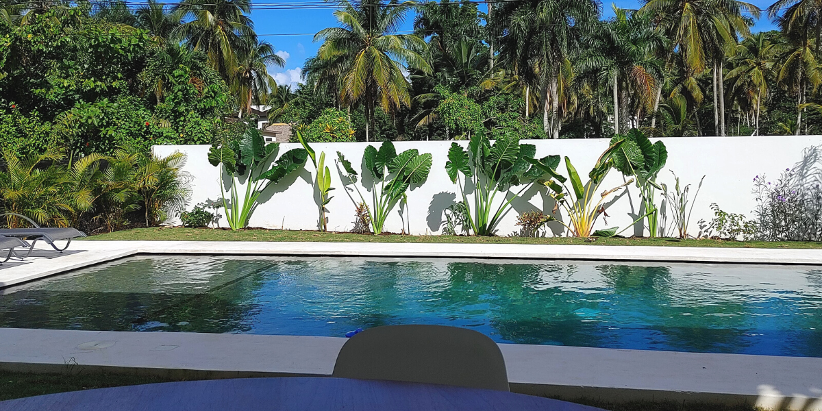 Détendez-vous au bord de la piscine couleur émeraude