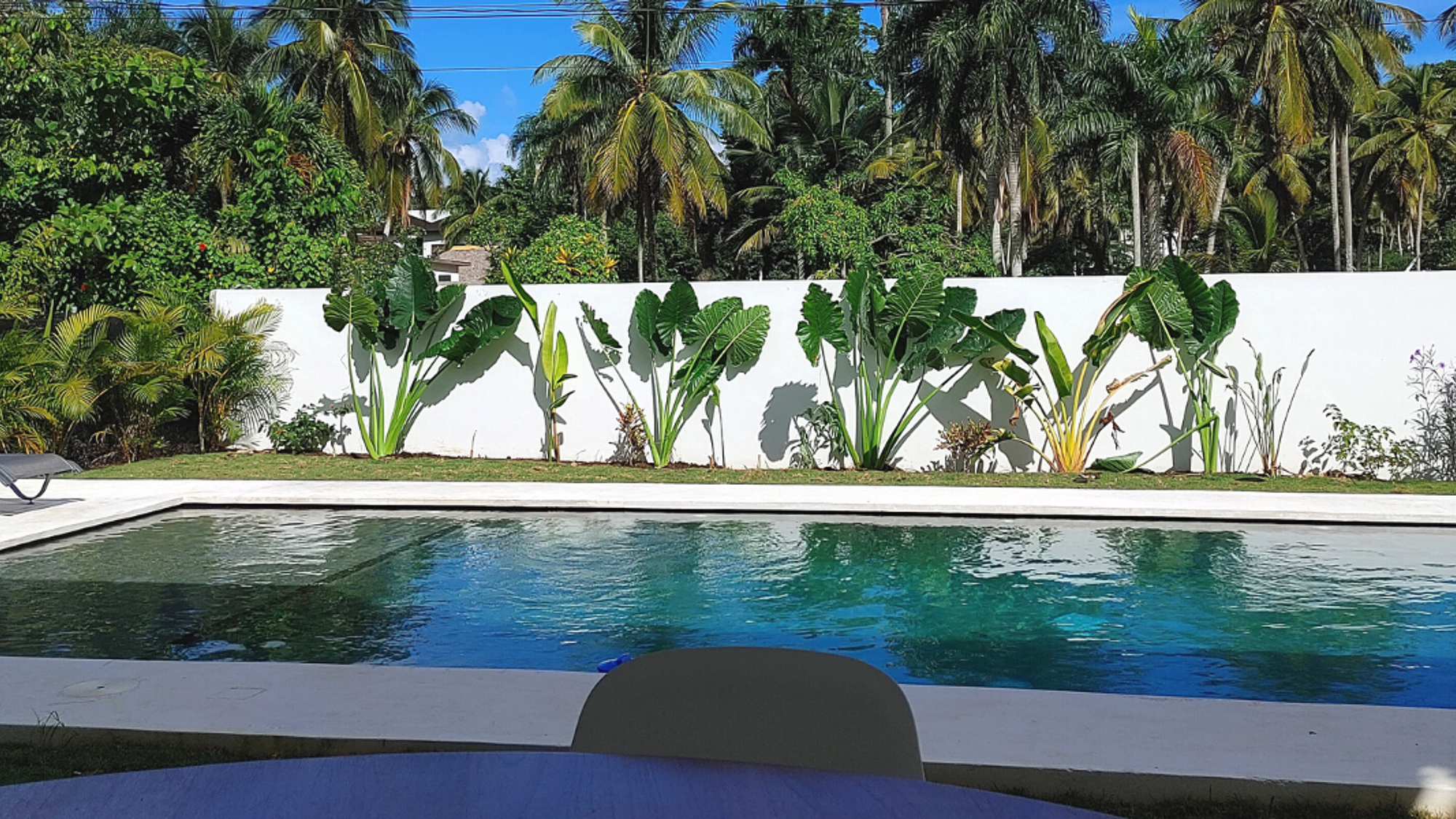 Détendez-vous au bord de la piscine couleur émeraude