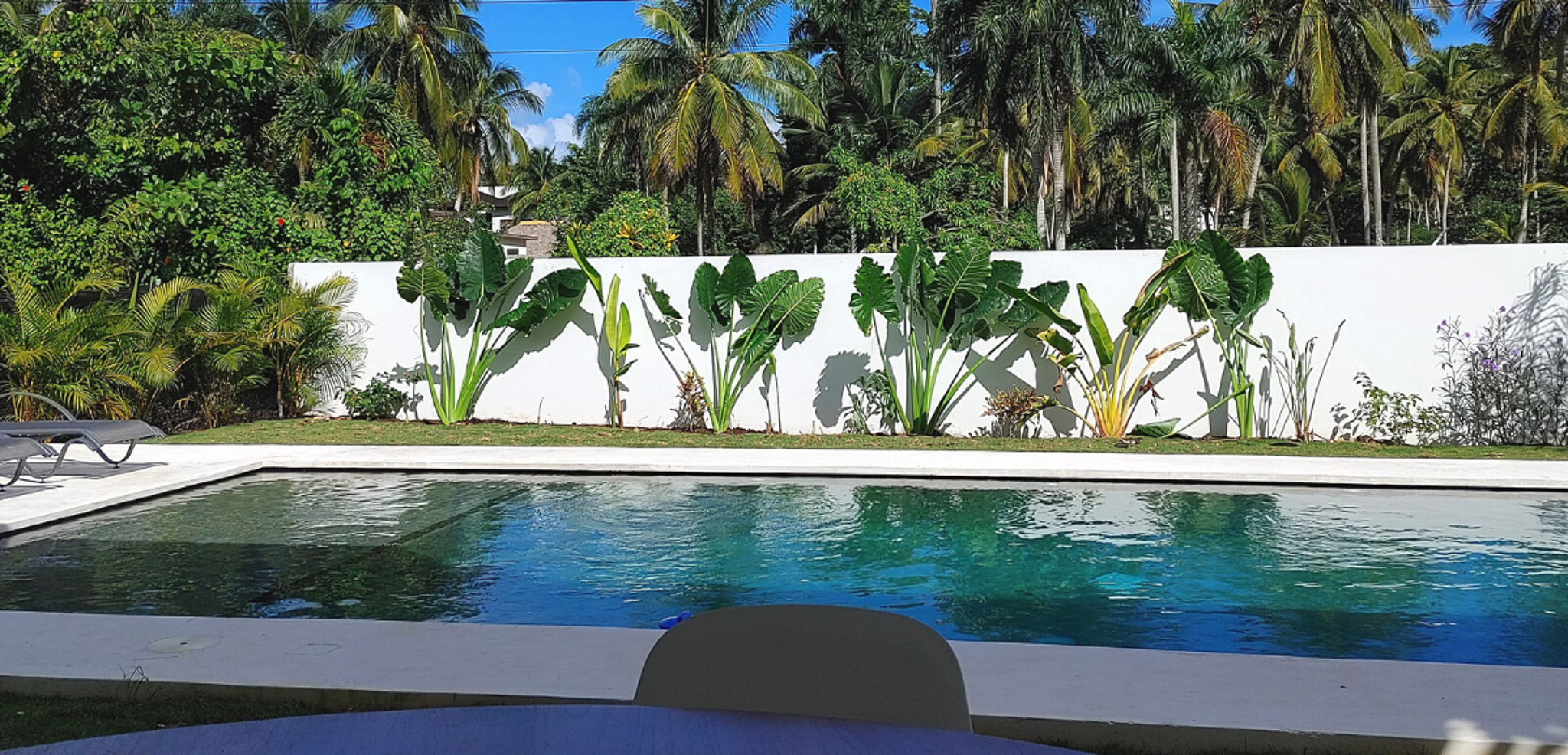 Détendez-vous au bord de la piscine couleur émeraude