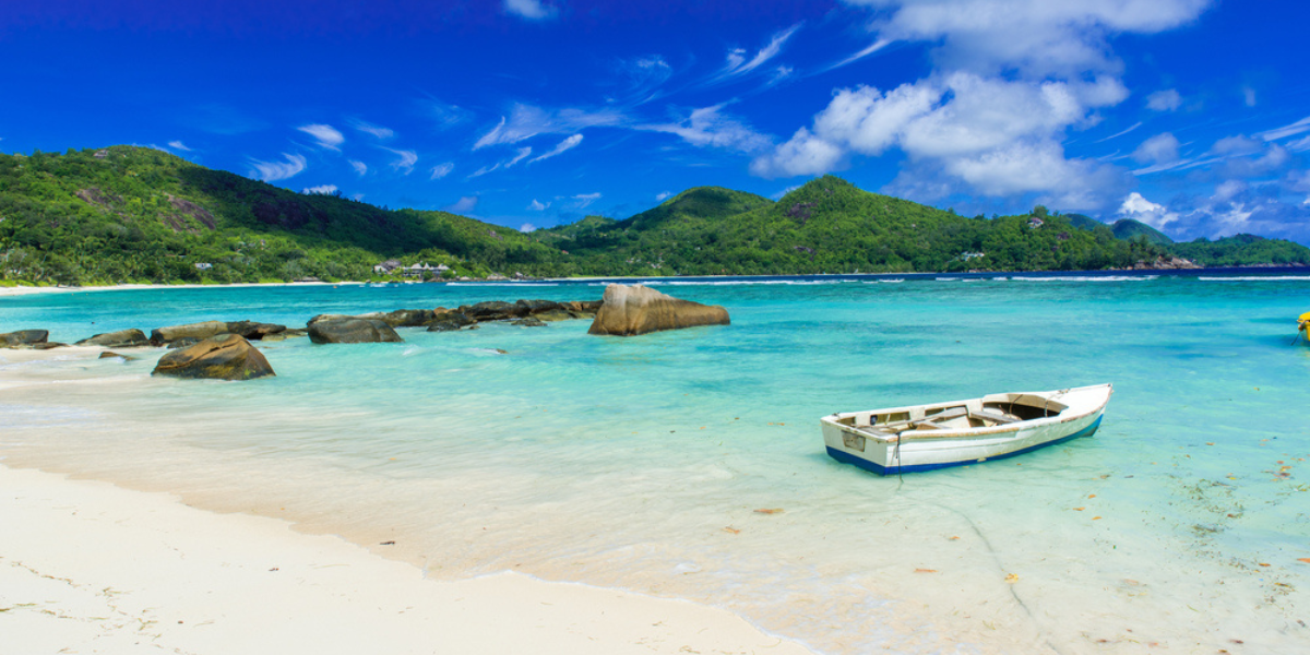 Eau cristalline et sable blanc