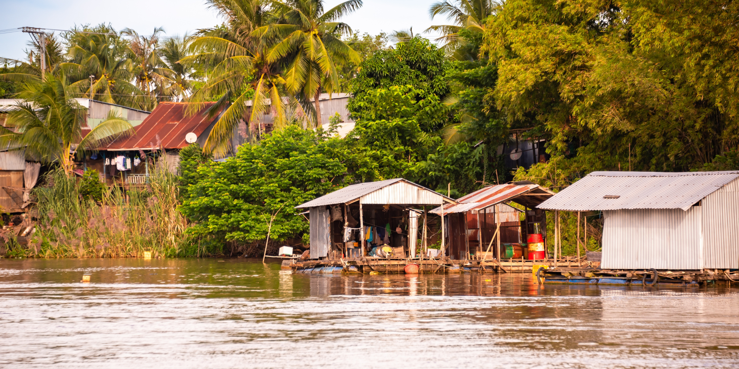 Maisons traditionnelles au bord du Mékong, Cambodge