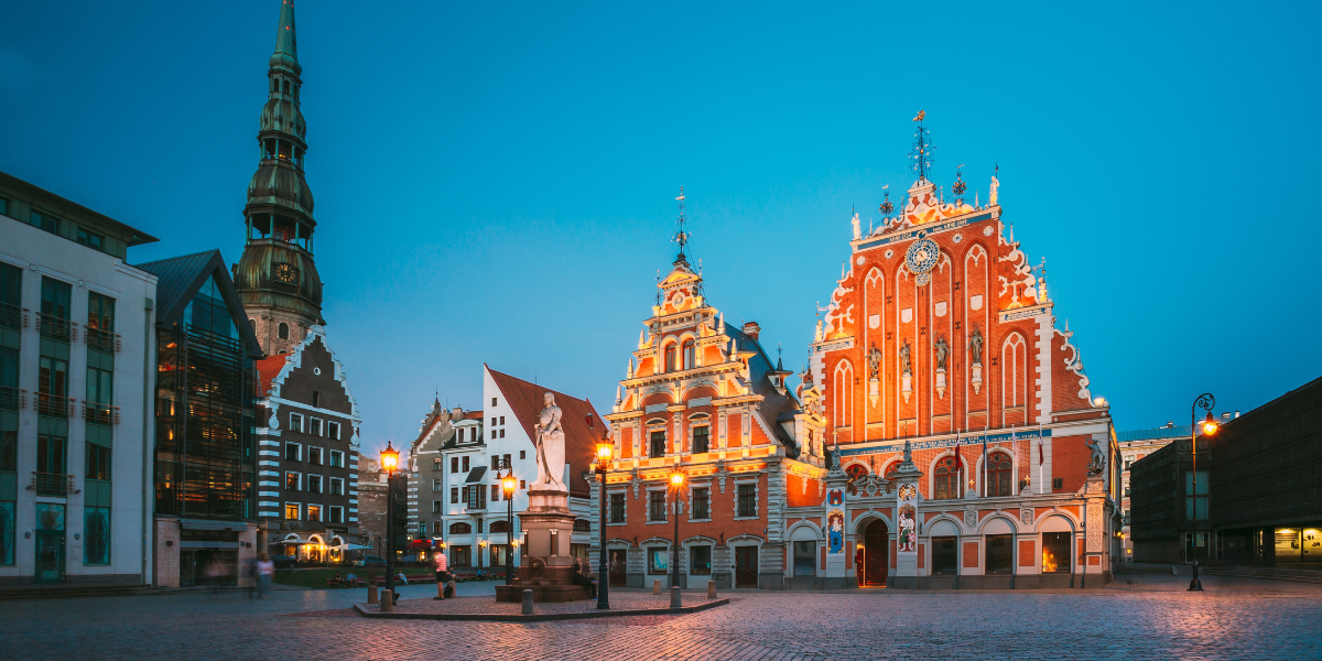 La place de l'hôtel de ville à la tombée de la nuit - jours 5, 6 et 7 