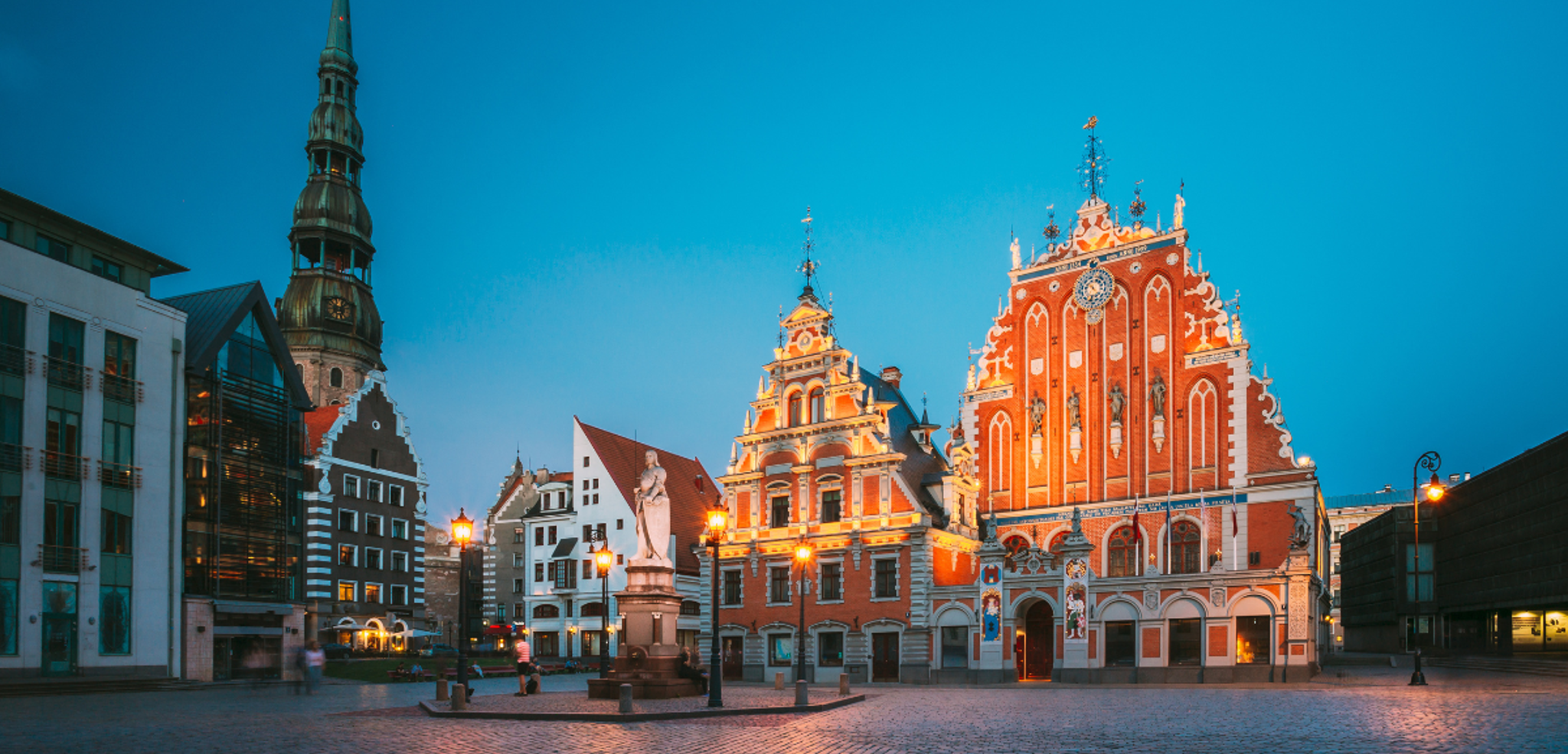 La place de l'hôtel de ville à la tombée de la nuit - jours 5, 6 et 7
