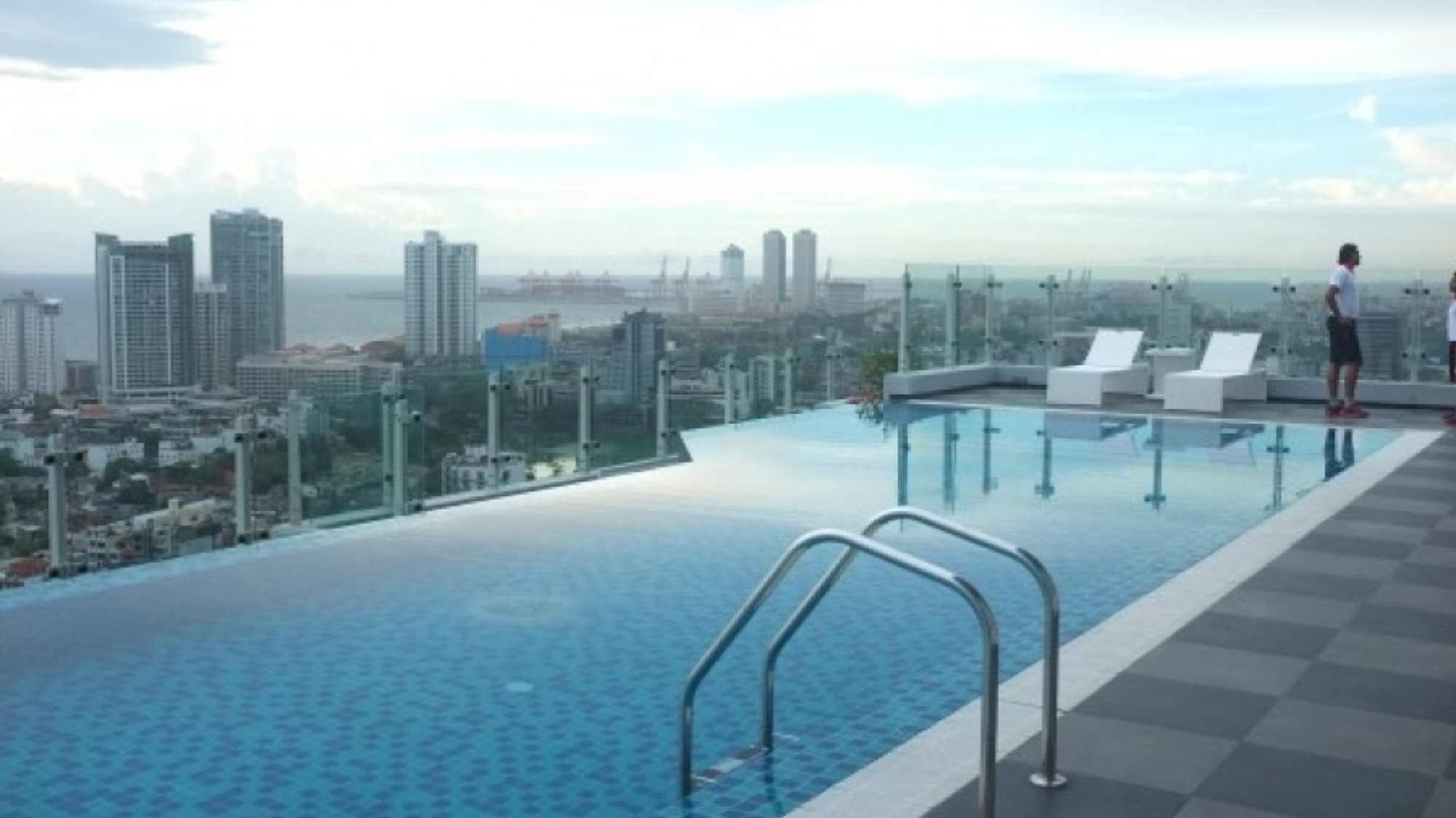 La piscine sur le toît du Cinnamon Red Hotel à Colombo