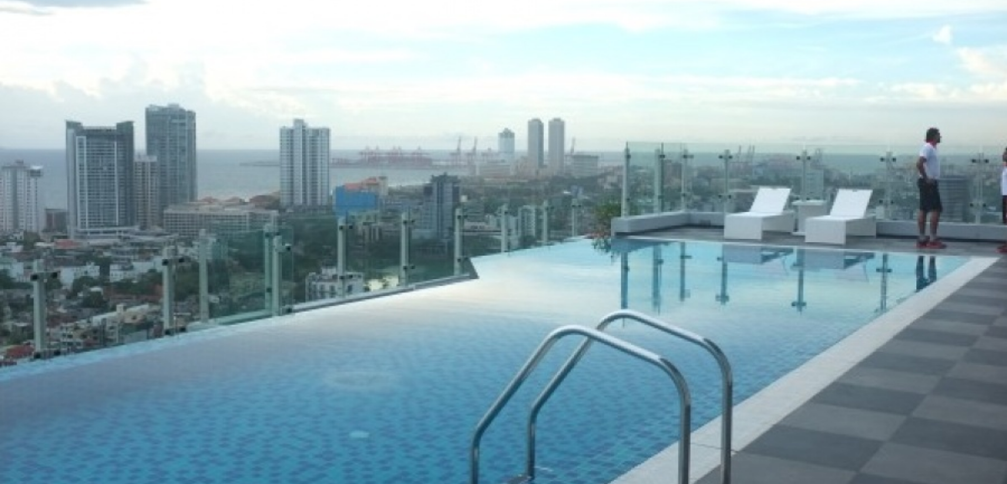 La piscine sur le toît du Cinnamon Red Hotel à Colombo