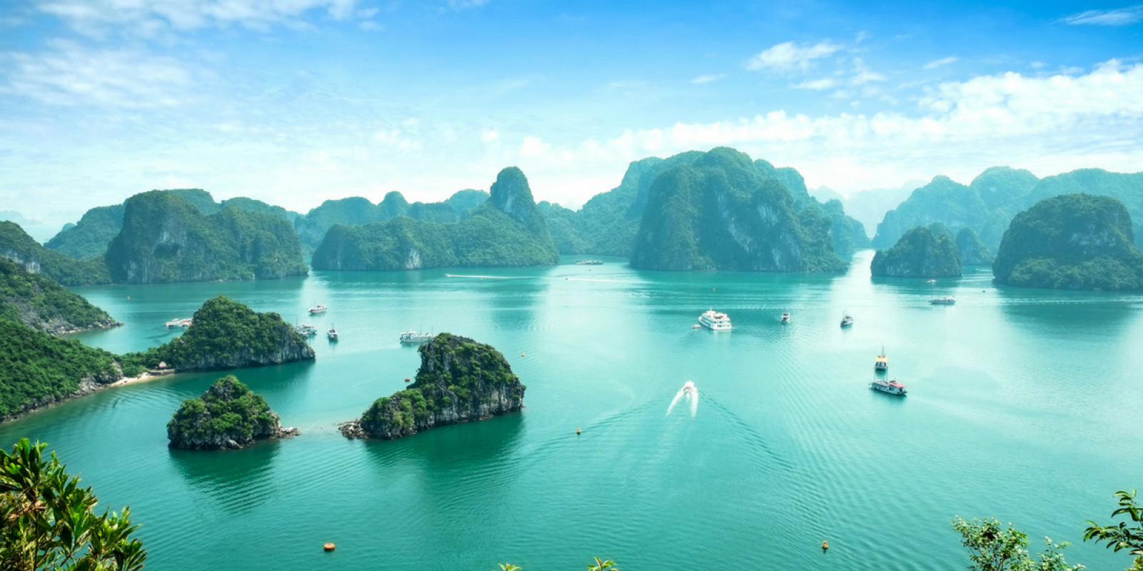 à la célèbre baie d'Halong