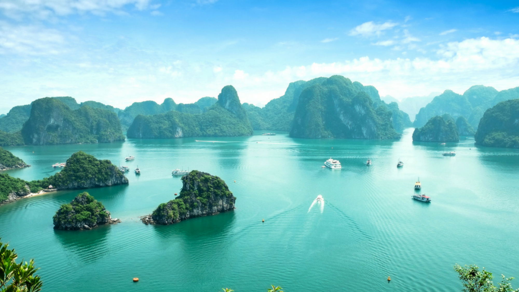 à la célèbre baie d'Halong