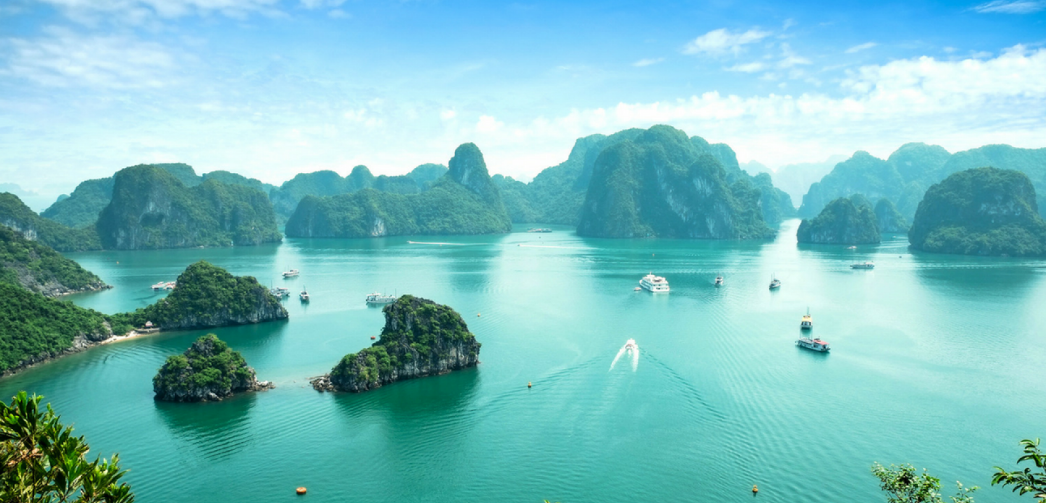 à la célèbre baie d'Halong