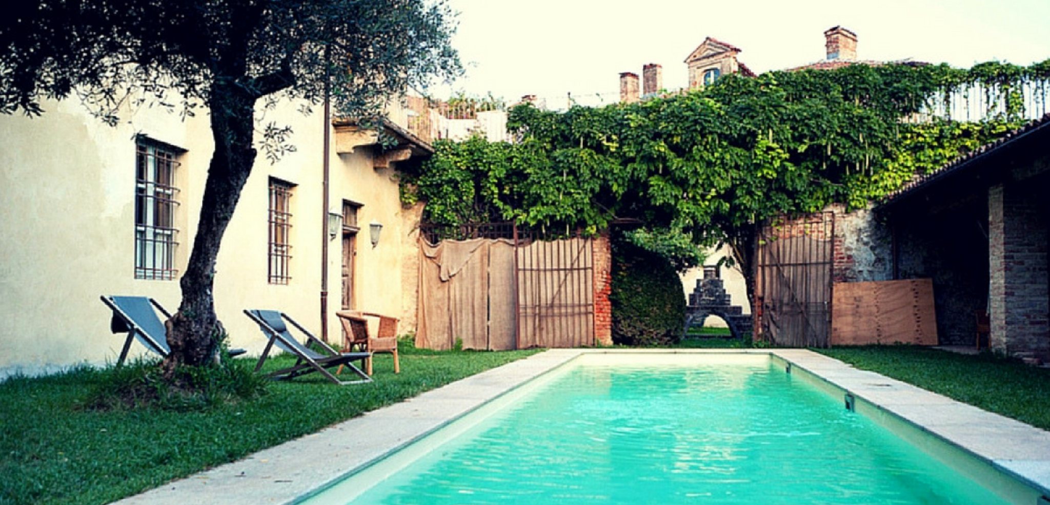 au bord de la piscine