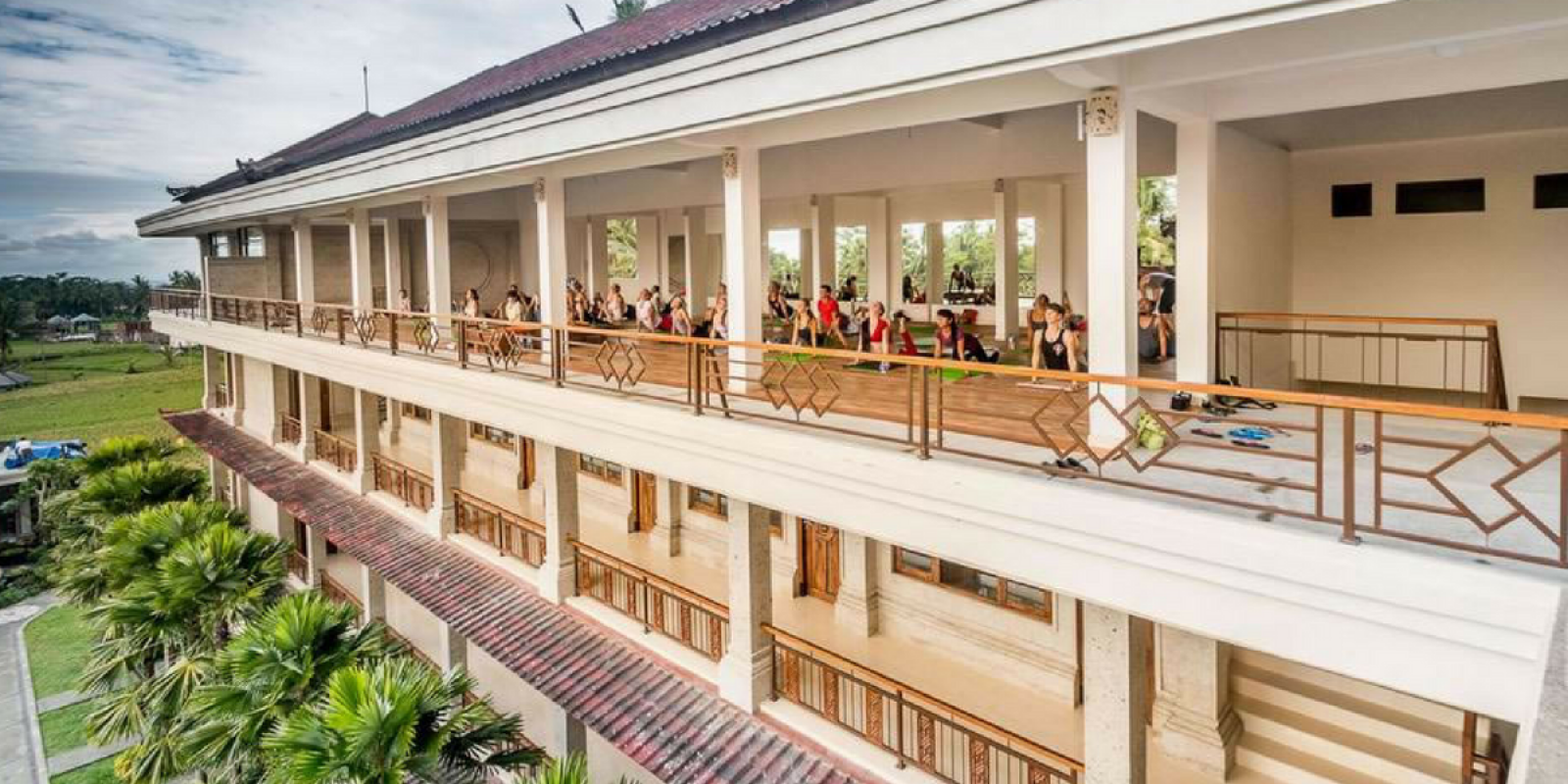 Séance yoga en plein air au Om Ham Retreat