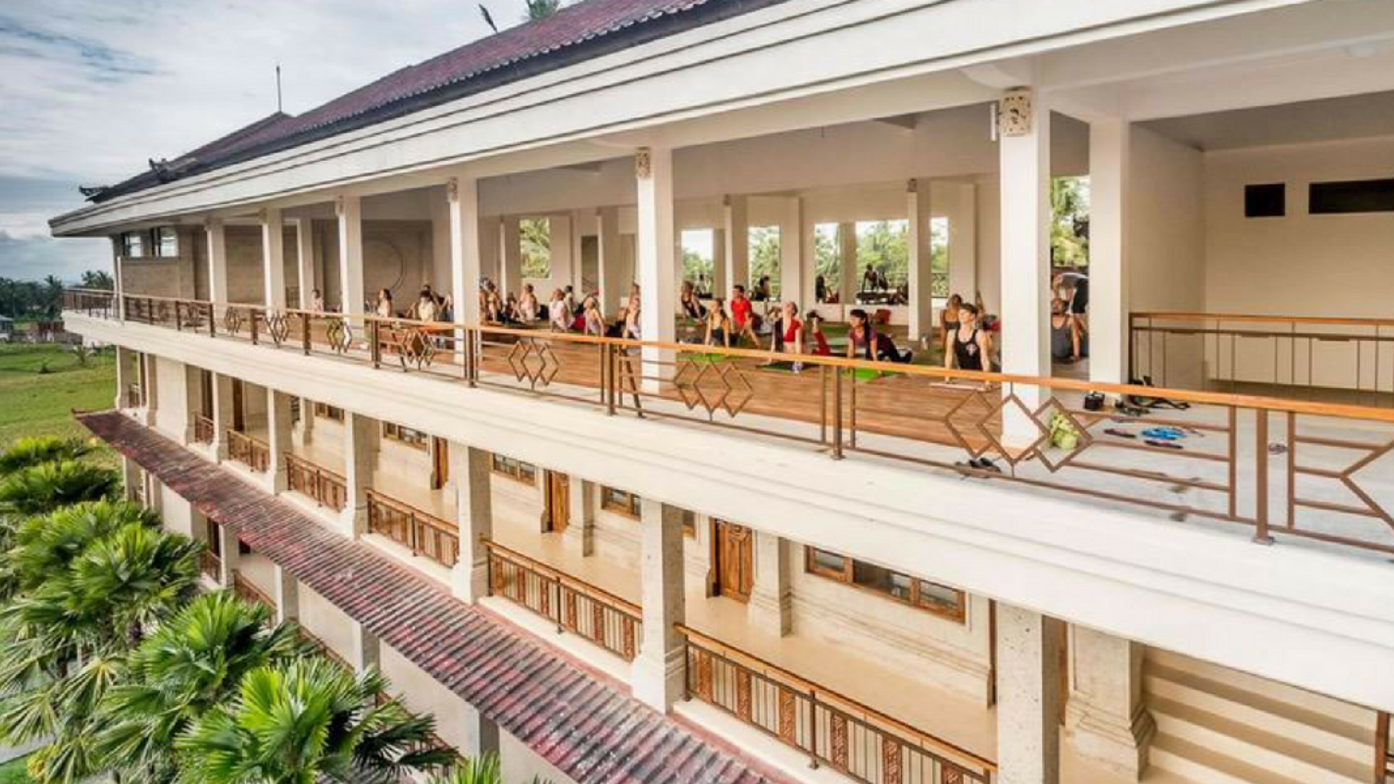 Séance yoga en plein air au Om Ham Retreat