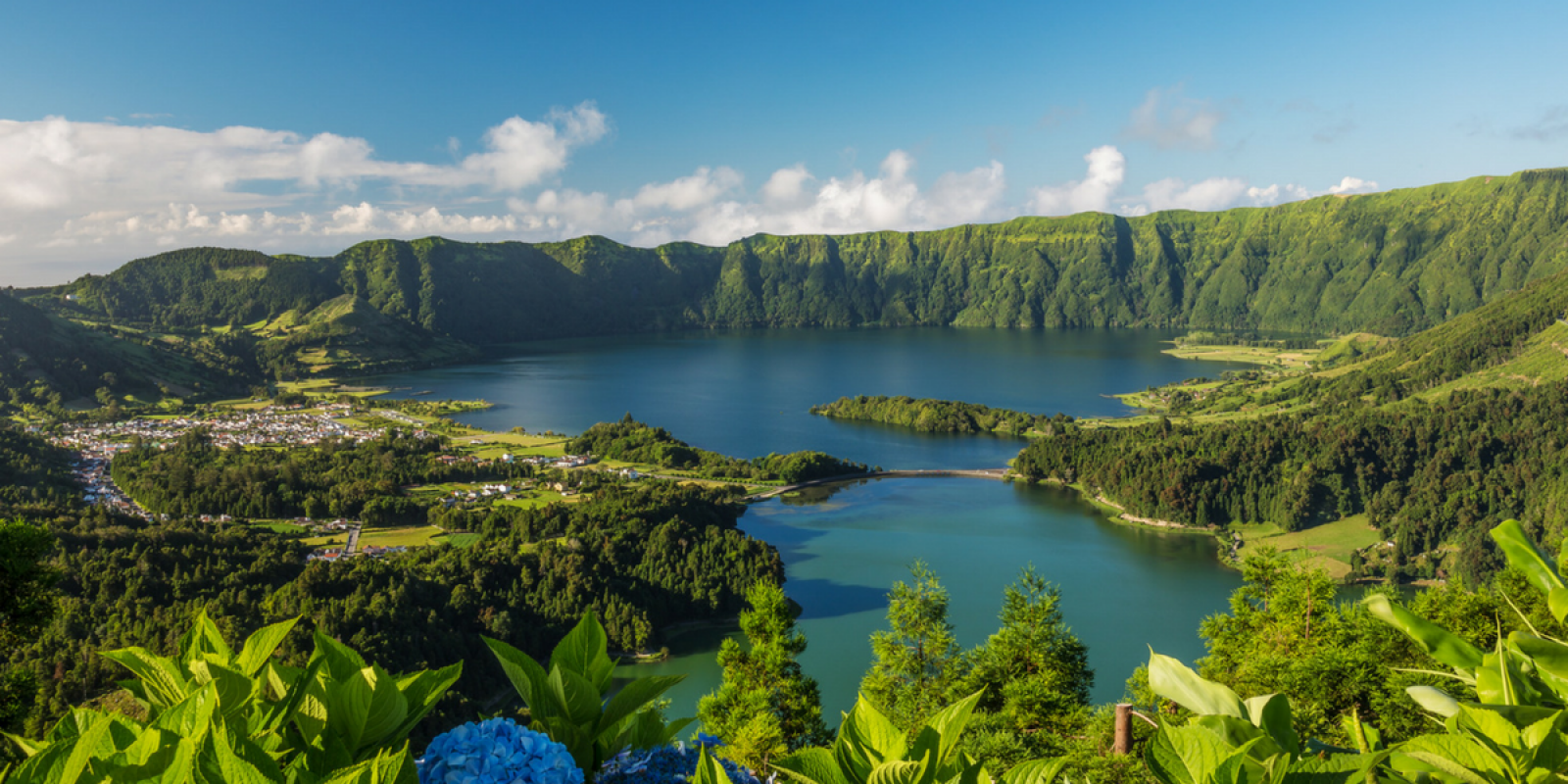 Le lac de Sete Cidade, niché au creux du cratère