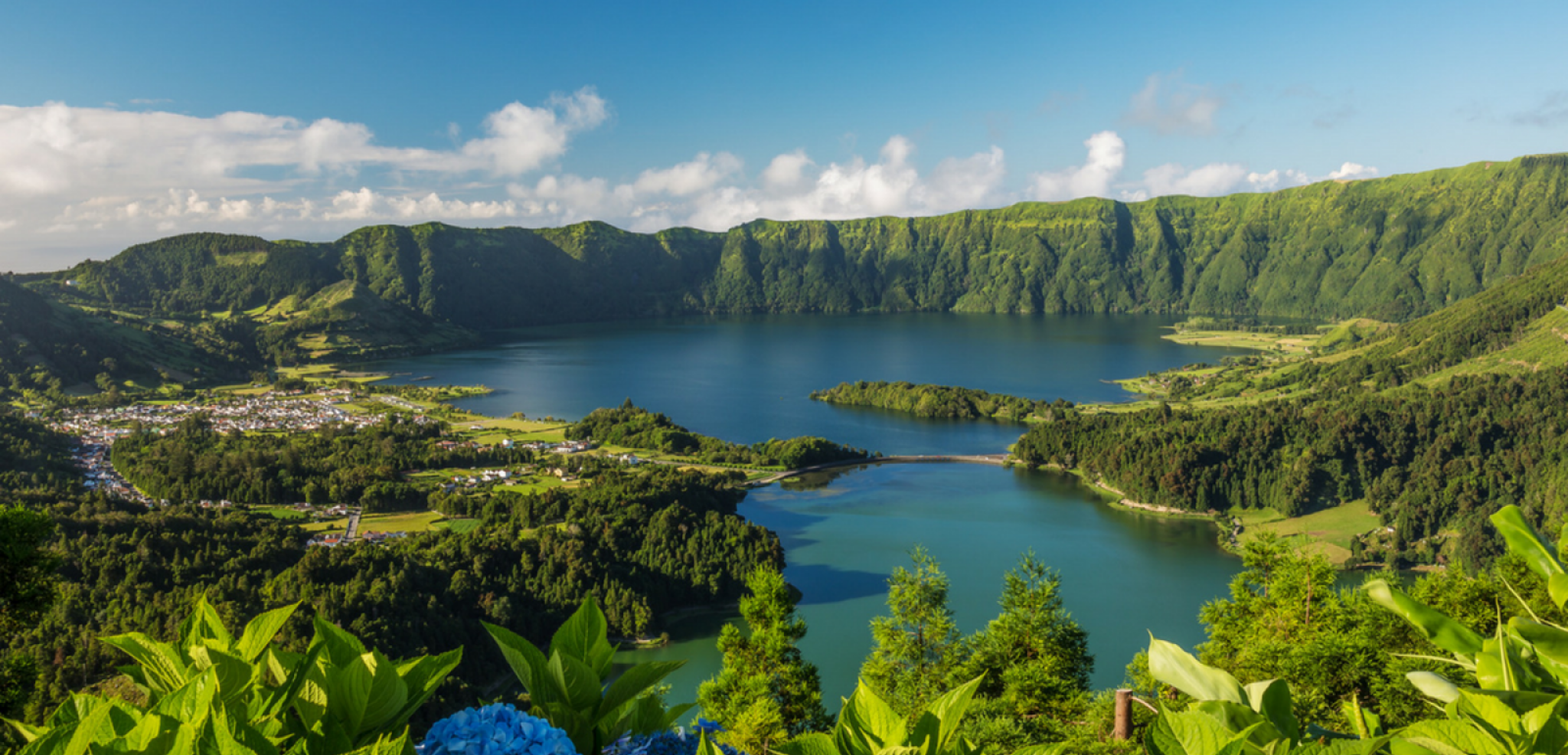 Le lac de Sete Cidade, niché au creux du cratère